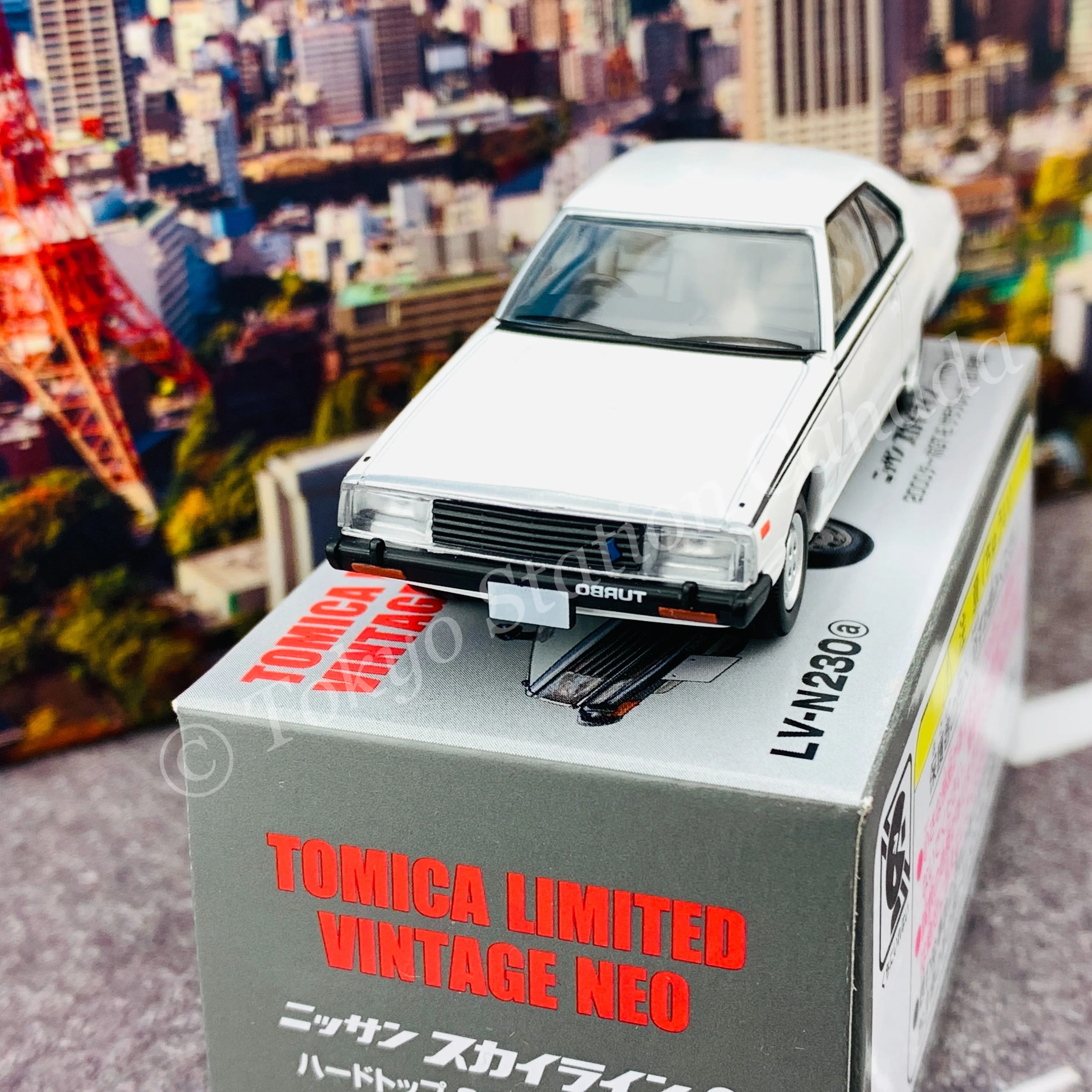 Tomytec Tomica Limited Vintage Neo 1/64 Nissan Skyline HT 2000 Turbo GT-E (White) LV-N230a - Image 3