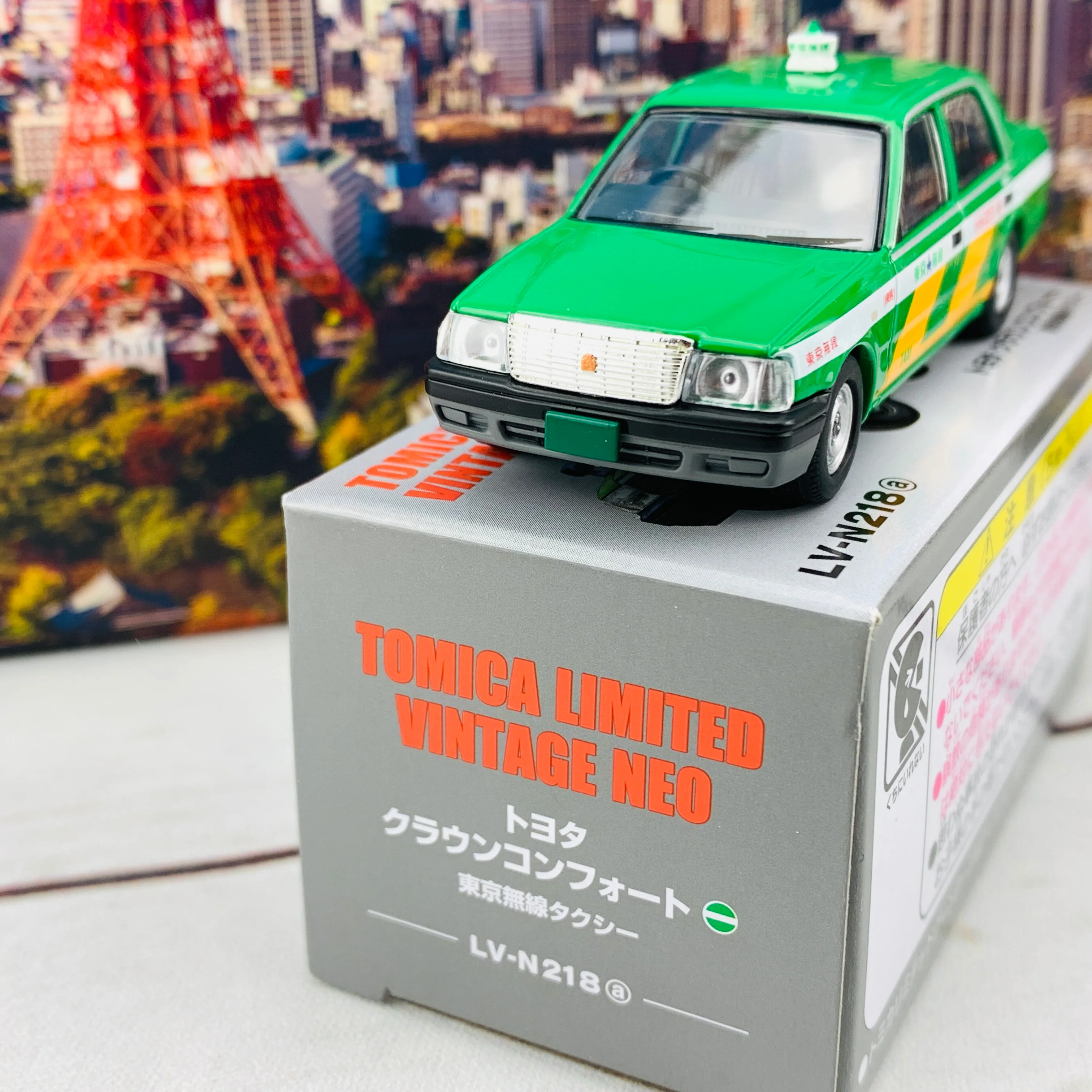 Tomytec Tomica Limited Vintage Neo 1/64 Toyota Crown Comfort Tokyo Radio Taxi (Green) 東京無線タクシー LV-N218a - Image 3