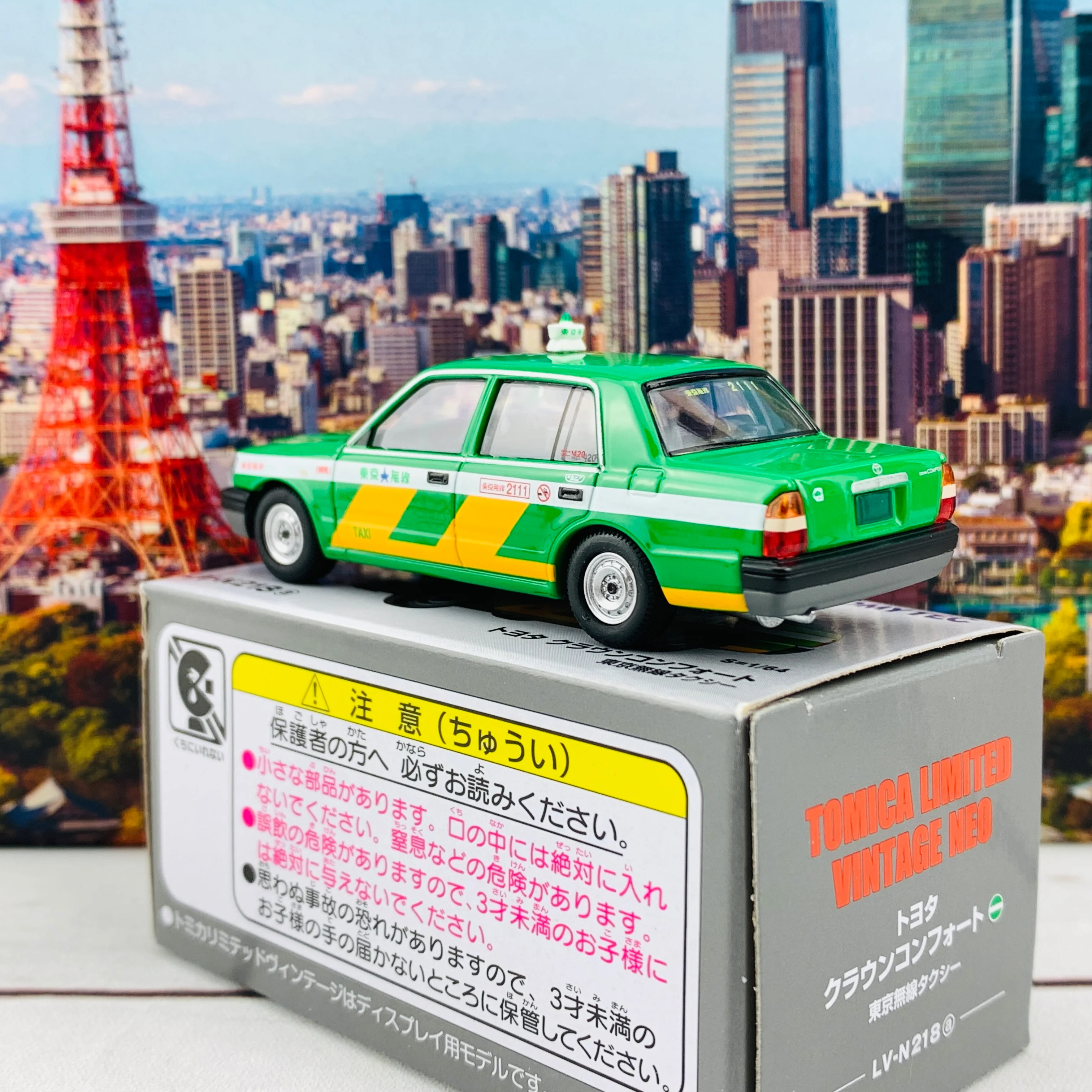 Tomytec Tomica Limited Vintage Neo 1/64 Toyota Crown Comfort Tokyo Radio Taxi (Green) 東京無線タクシー LV-N218a - Image 6