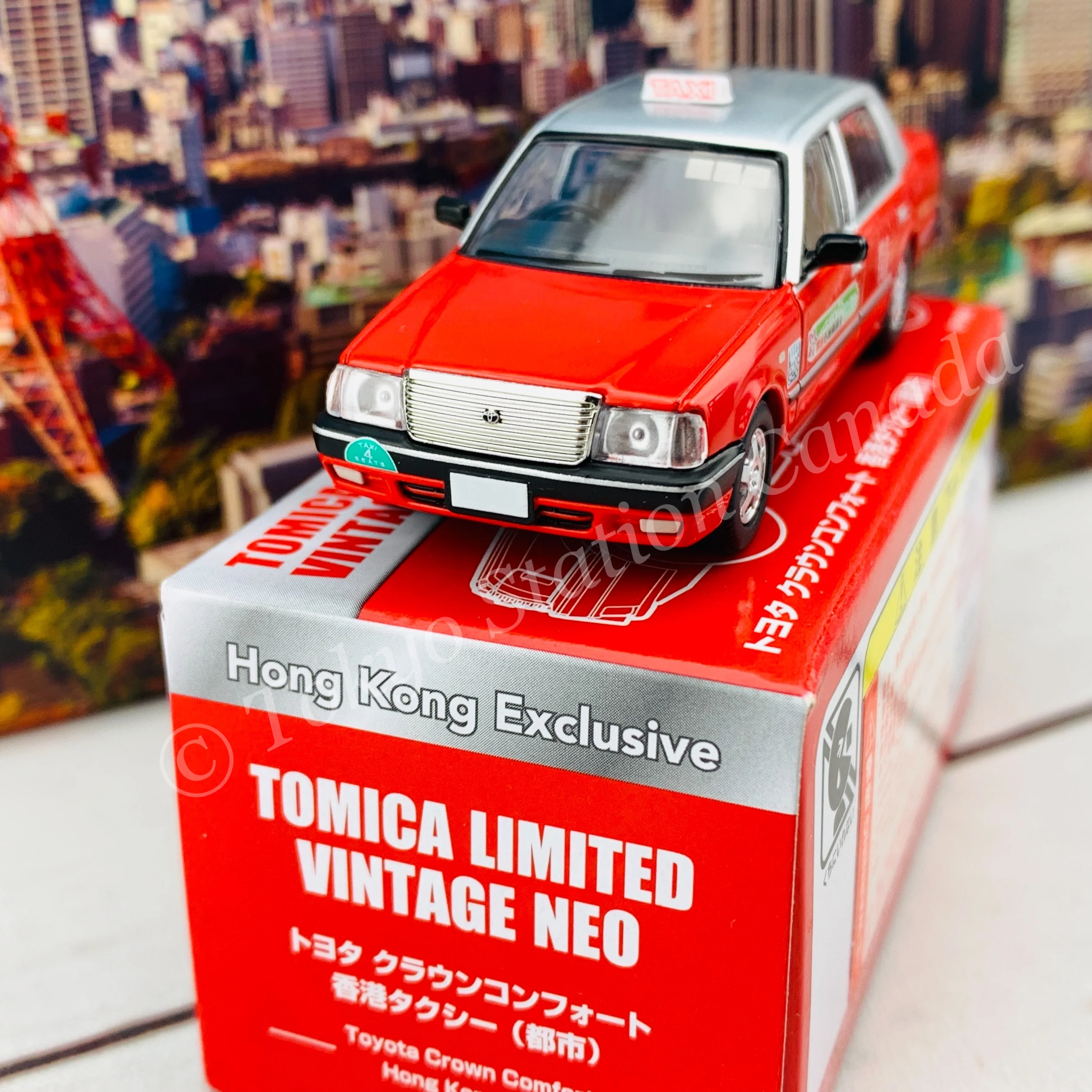 Tomytec Tomica Limited Vintage Neo 1/64 TOYOTA CROWN COMFORT HK TAXI CITY RED Hong Kong Exclusive - Image 3