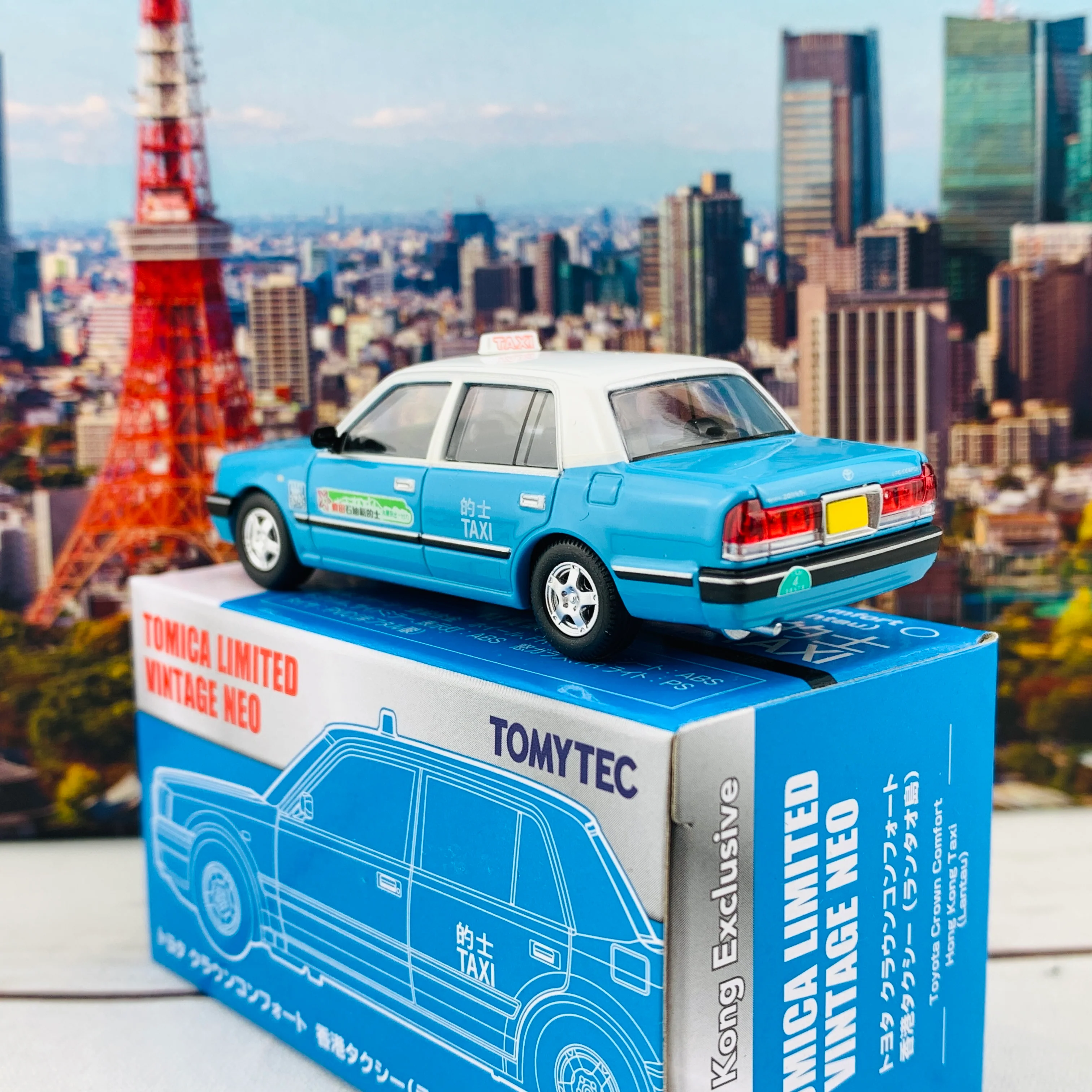 Tomytec Tomica Limited Vintage Neo 1/64 TOYOTA CROWN COMFORT HK TAXI LANTAU BLUE Hong Kong Exclusive - Image 3