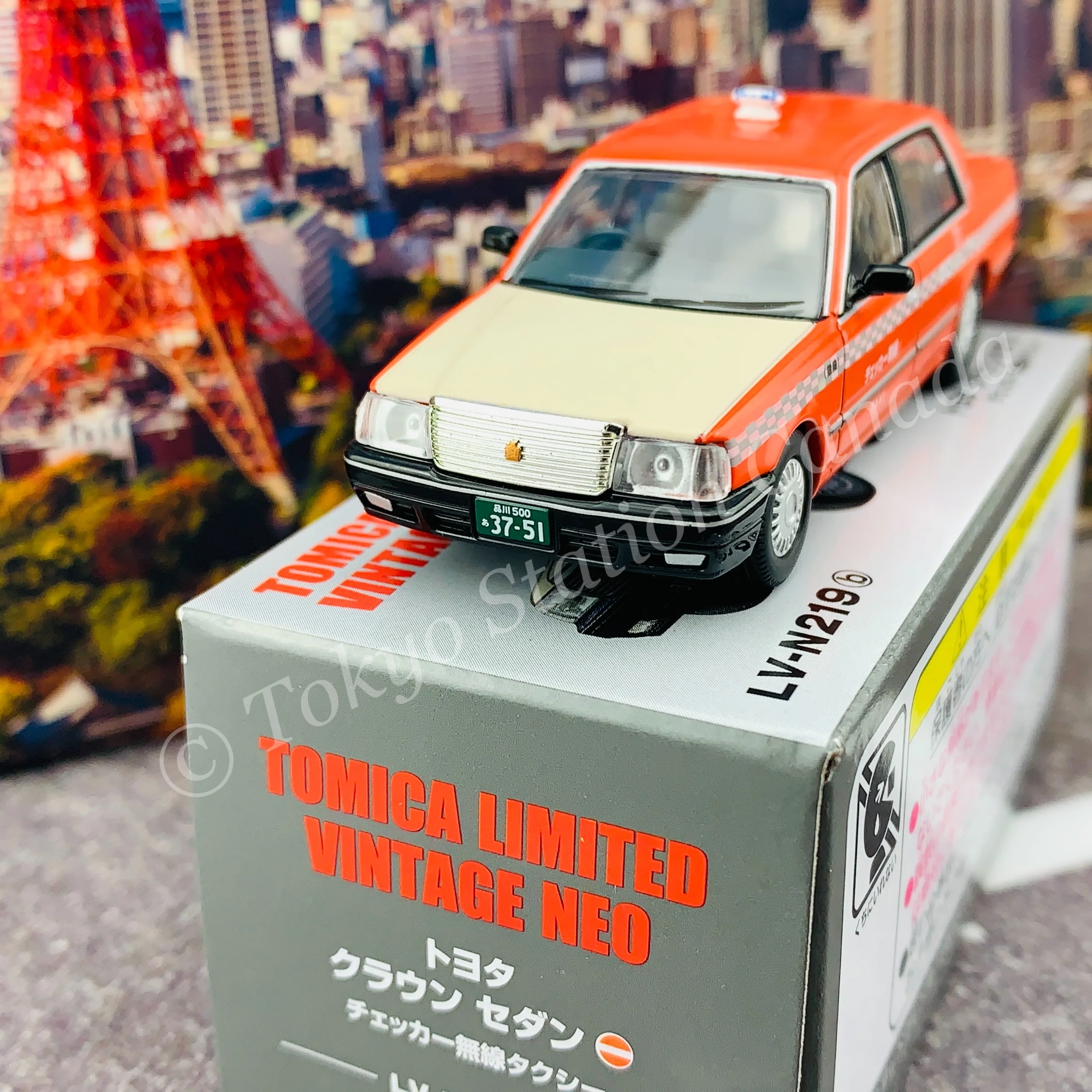 Tomytec Tomica Limited Vintage Neo 1/64 Toyota Crown Sedan Taxi (Checker Cab) LV-N219b - Image 3