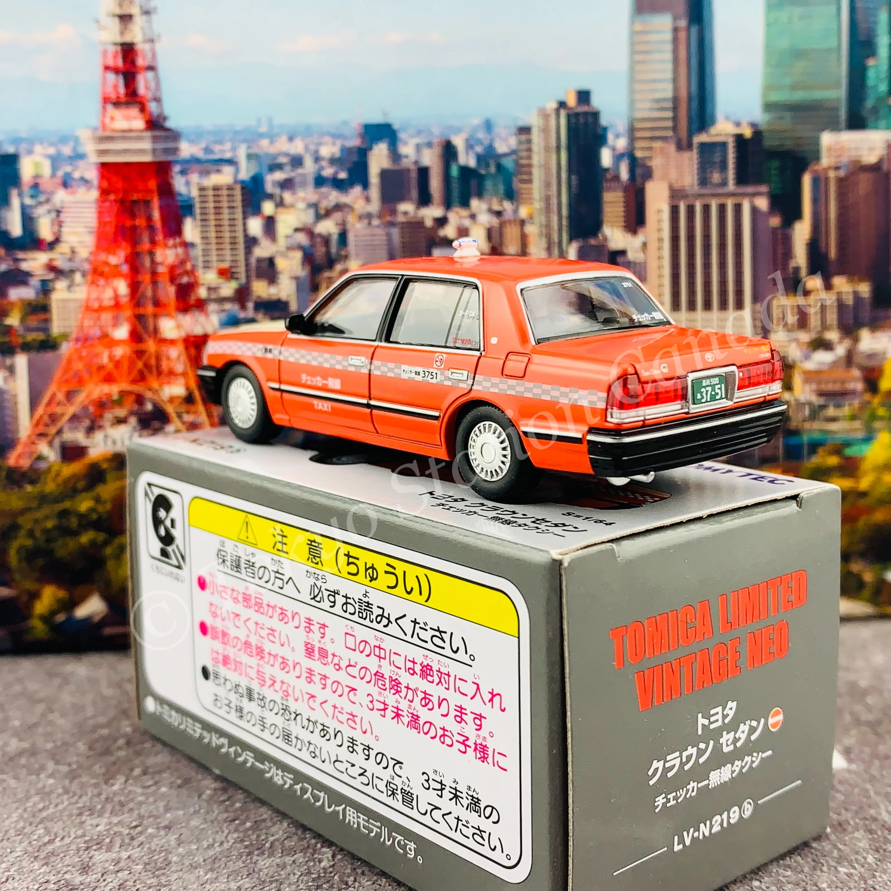 Tomytec Tomica Limited Vintage Neo 1/64 Toyota Crown Sedan Taxi (Checker Cab) LV-N219b - Image 4