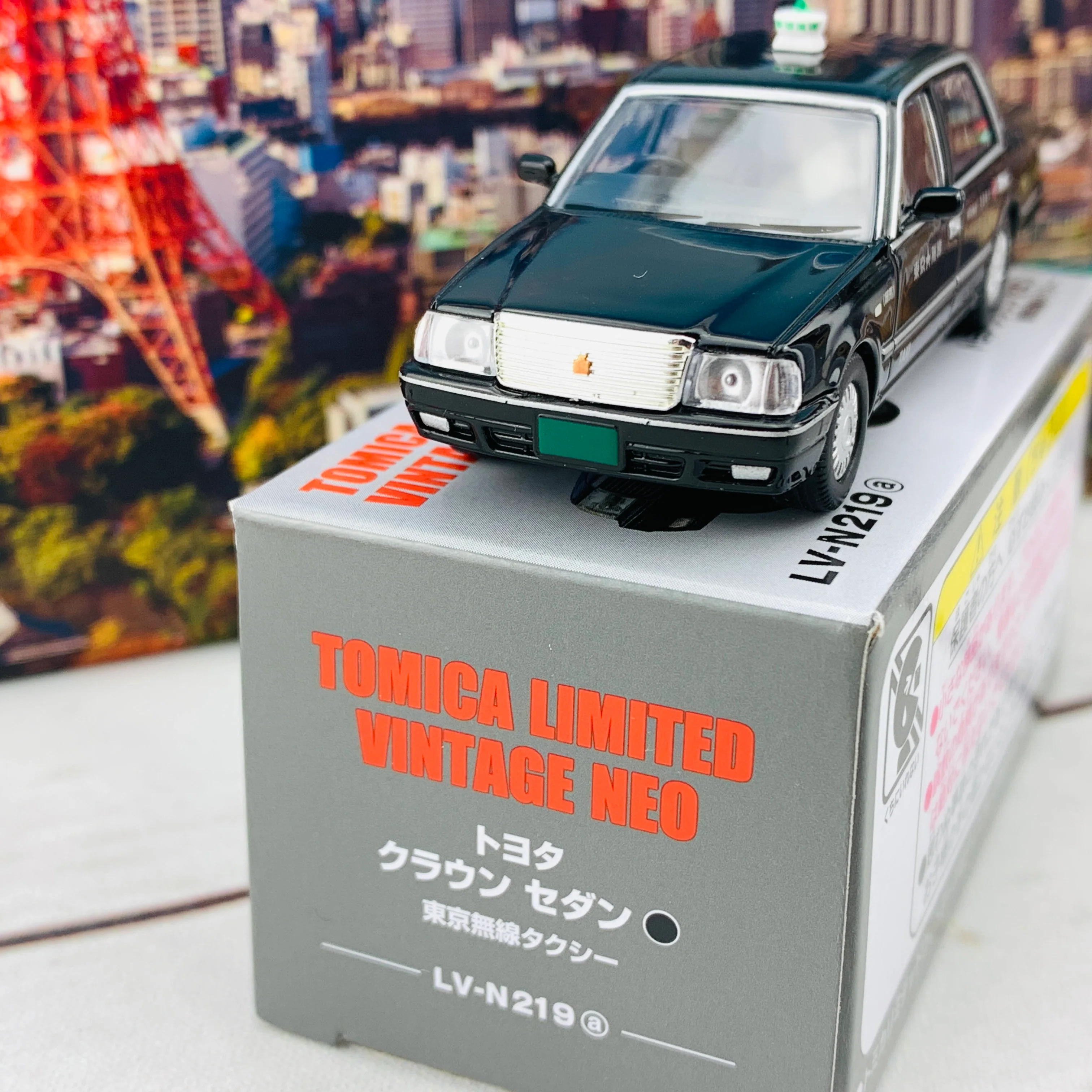 Tomytec Tomica Limited Vintage Neo 1/64 Toyota Crown Sedan Tokyo Radio Taxi (Black) 東京無線タクシー LV-N219a - Image 4