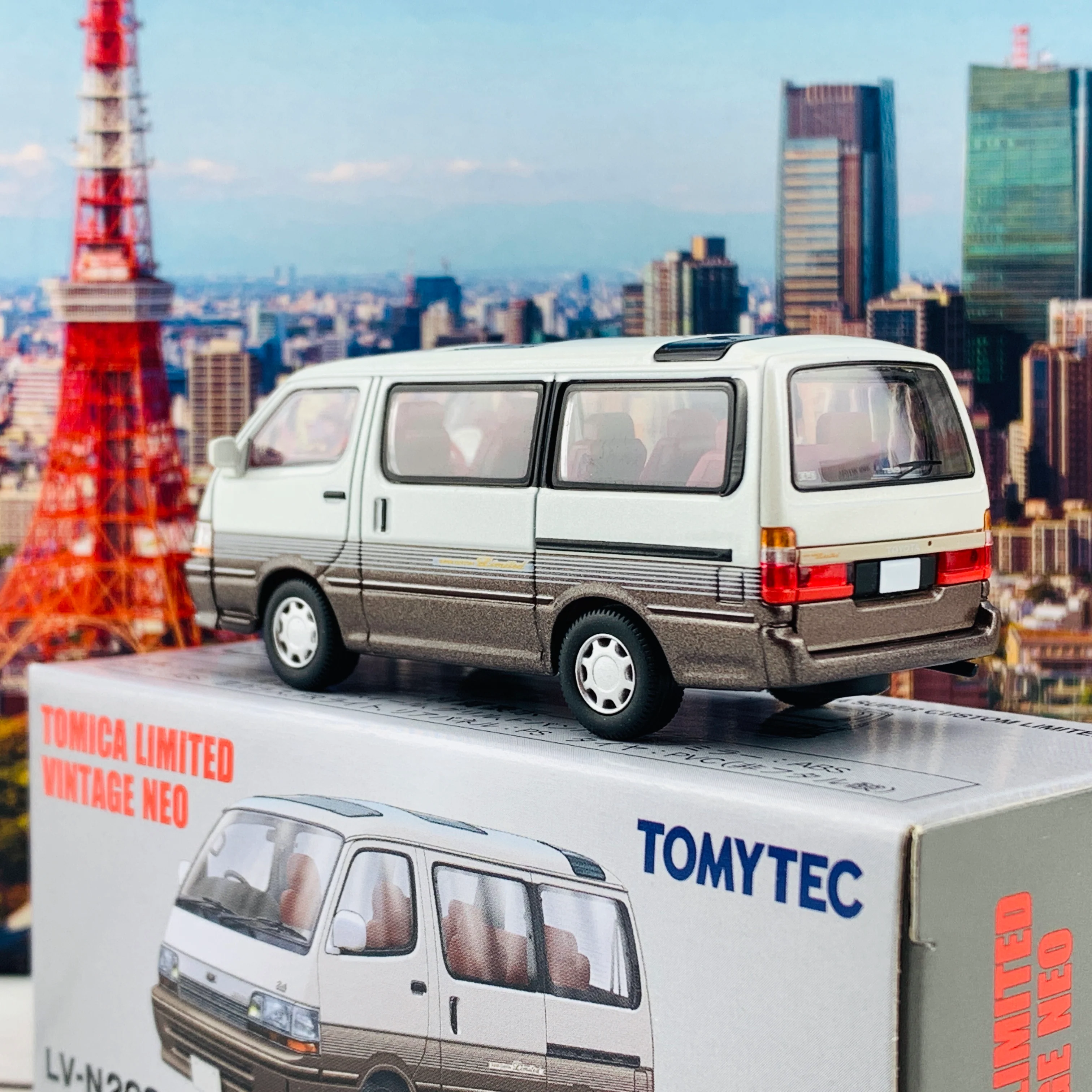 Tomytec Tomica Limited Vintage Neo 1/64 Toyota Hiace Wagon 2.4 Super Custom Limited 1992 White/Brown LV-N208a - Image 4