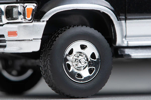 TOMYTEC Tomica Limited Vintage Neo 1/64 TOYOTA HILUX 4WD PICKUP DOUBLE CAB SSR-X OPTIONS (BLACK/SILVER) 1995 LV-N255c - Image 4