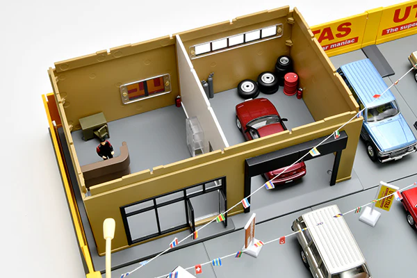 PREORDER TOMYTEC TOMICARAMA VINTAGE 04e Used Car Store "Utilitas"  (Approx. Release Date : FEBRUARY 2023 subject to manufacturer's final decision) - Image 3