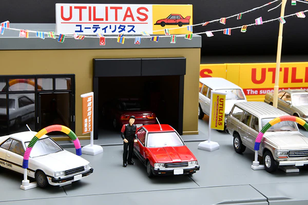 PREORDER TOMYTEC TOMICARAMA VINTAGE 04e Used Car Store "Utilitas"  (Approx. Release Date : FEBRUARY 2023 subject to manufacturer's final decision) - Image 4
