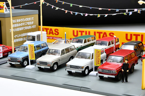 PREORDER TOMYTEC TOMICARAMA VINTAGE 04e Used Car Store "Utilitas"  (Approx. Release Date : FEBRUARY 2023 subject to manufacturer's final decision) - Image 5