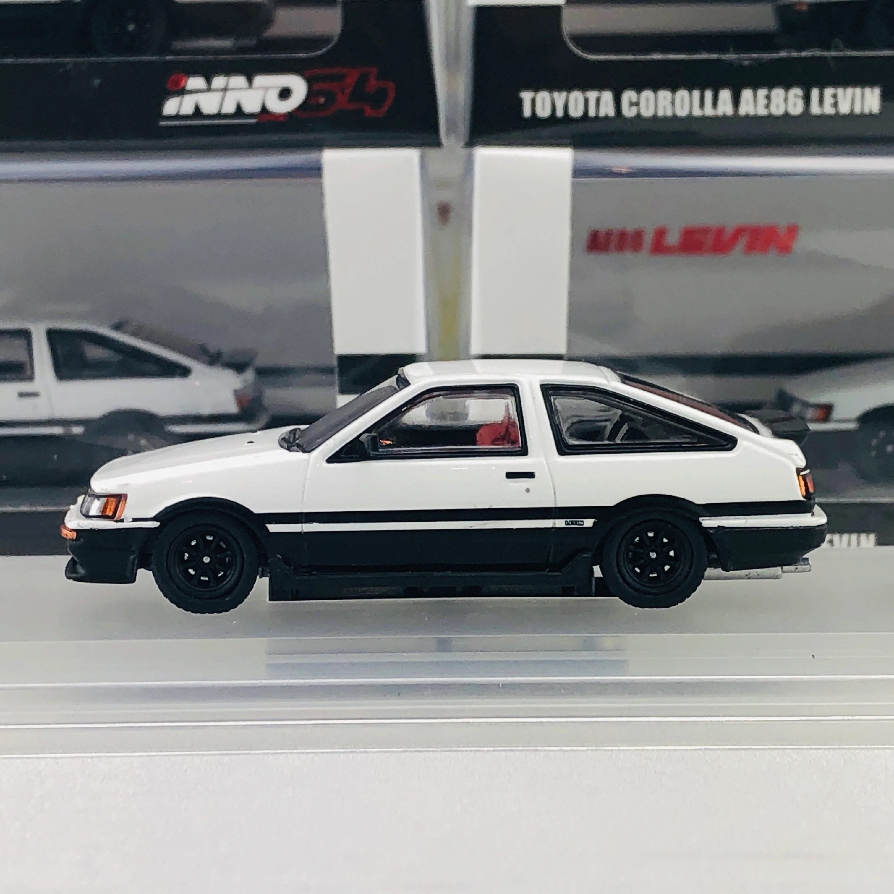 INNO64 1/64 TOYOTA COROLLA Levin AE86 White With Extra Wheels and Carbon Effect Front Bonnet Decal IN64-AE86-WH - Image 2