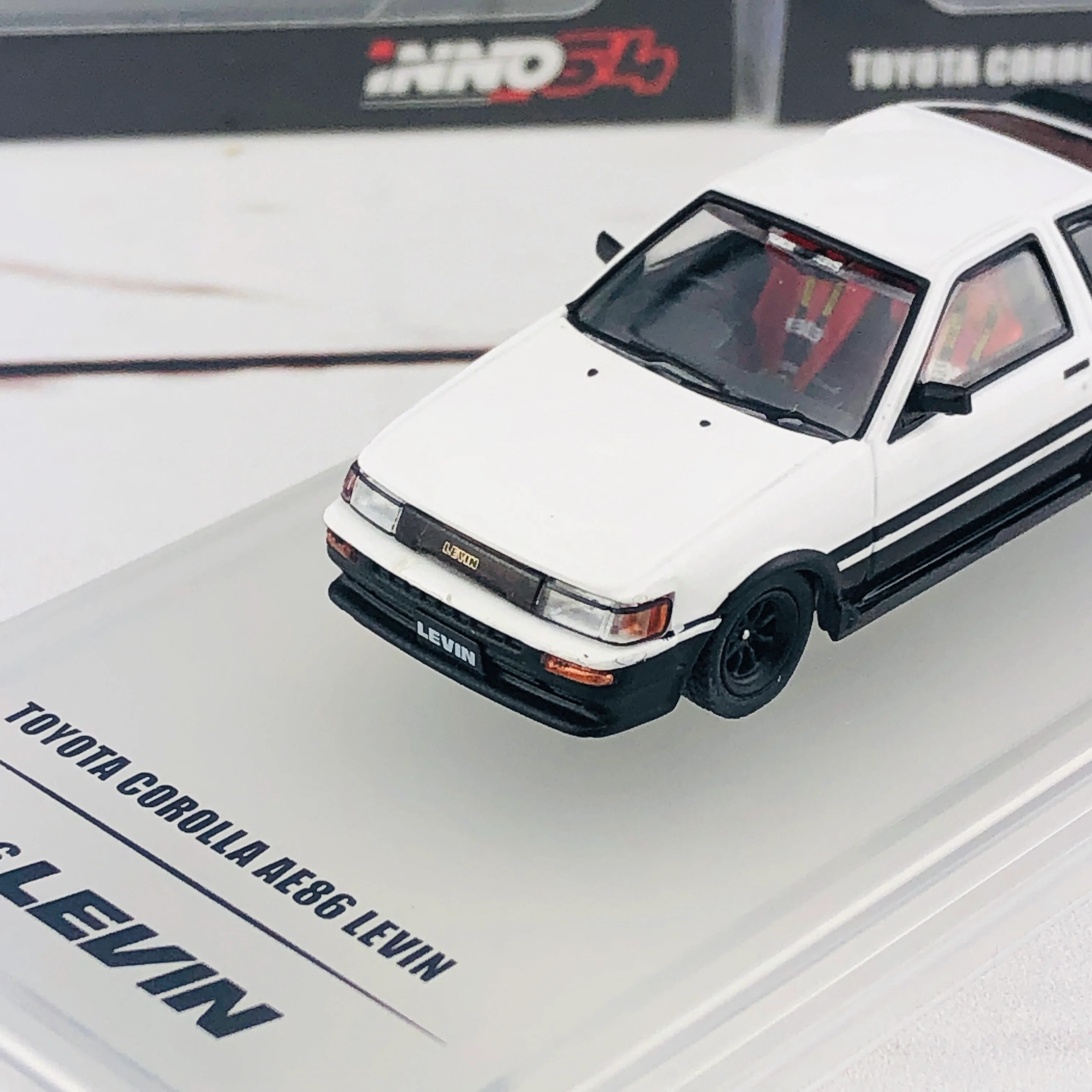 INNO64 1/64 TOYOTA COROLLA Levin AE86 White With Extra Wheels and Carbon Effect Front Bonnet Decal IN64-AE86-WH - Image 3