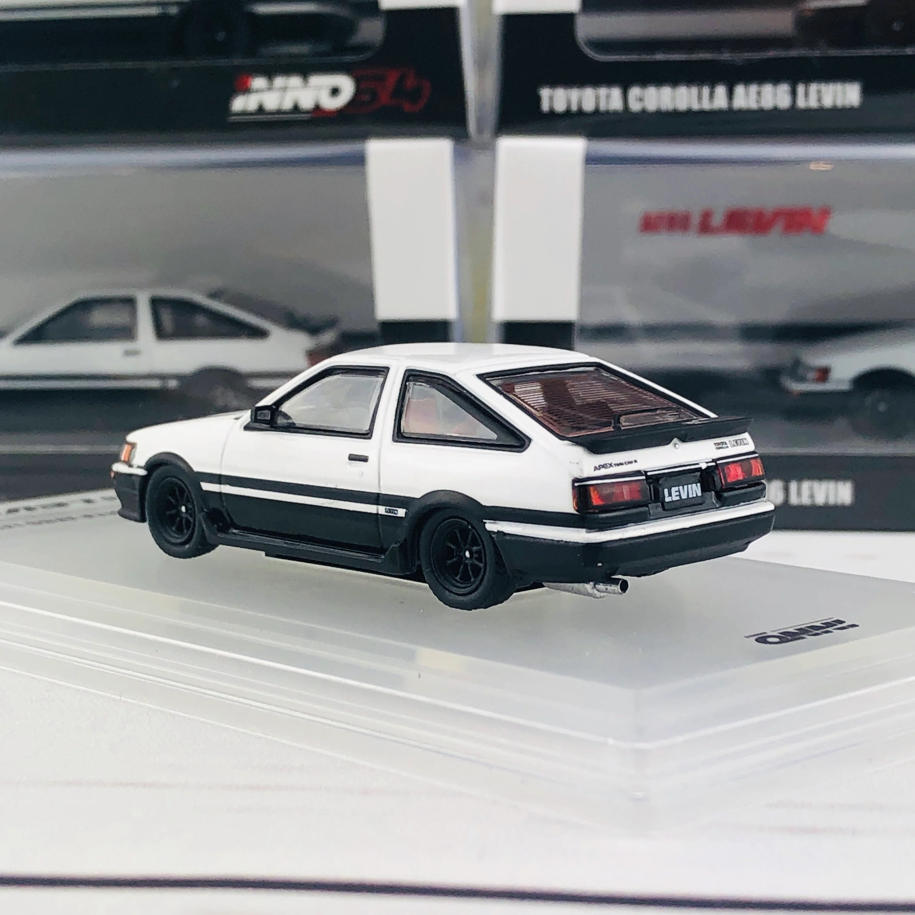 INNO64 1/64 TOYOTA COROLLA Levin AE86 White With Extra Wheels and Carbon Effect Front Bonnet Decal IN64-AE86-WH - Image 4