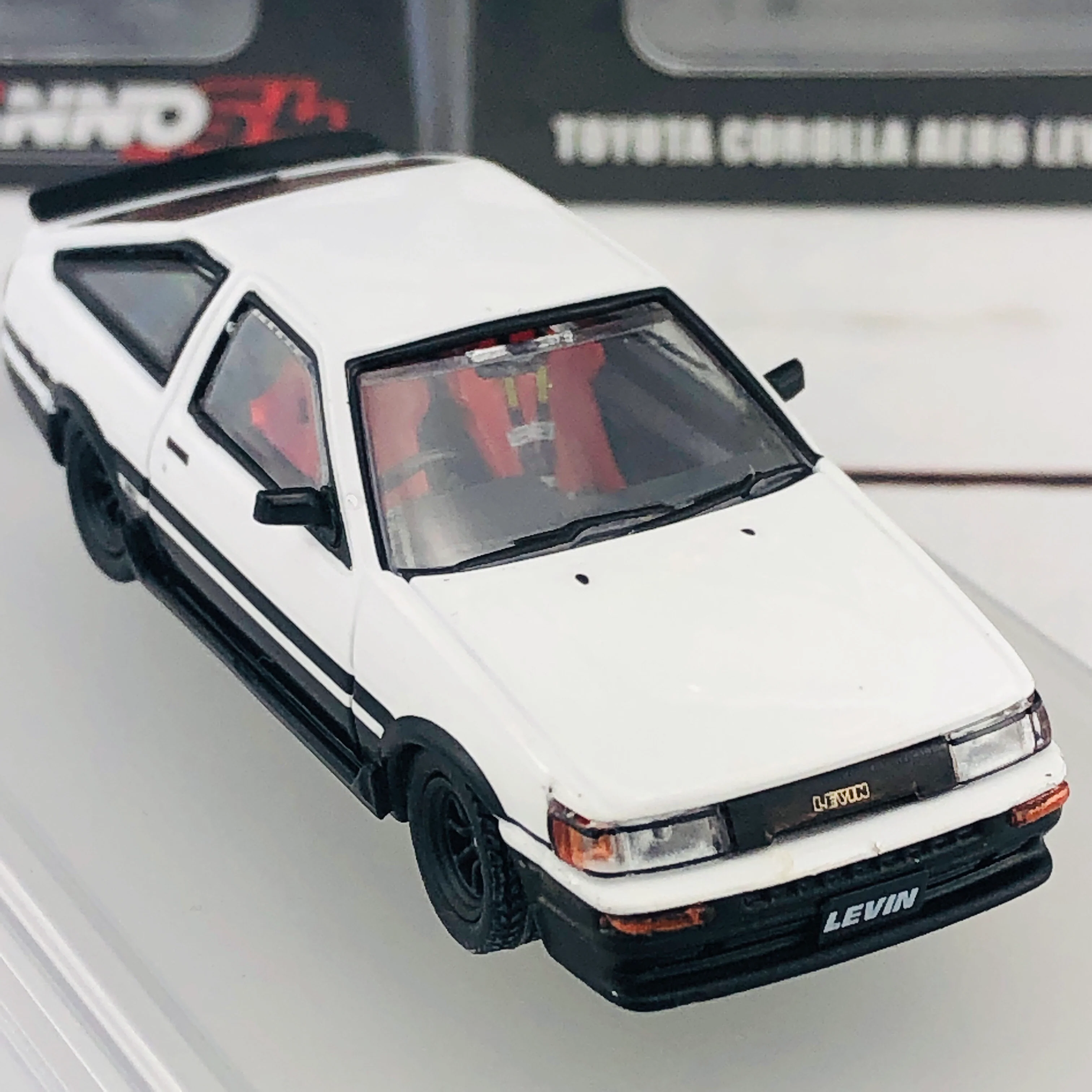 INNO64 1/64 TOYOTA COROLLA Levin AE86 White With Extra Wheels and Carbon Effect Front Bonnet Decal IN64-AE86-WH - Image 5