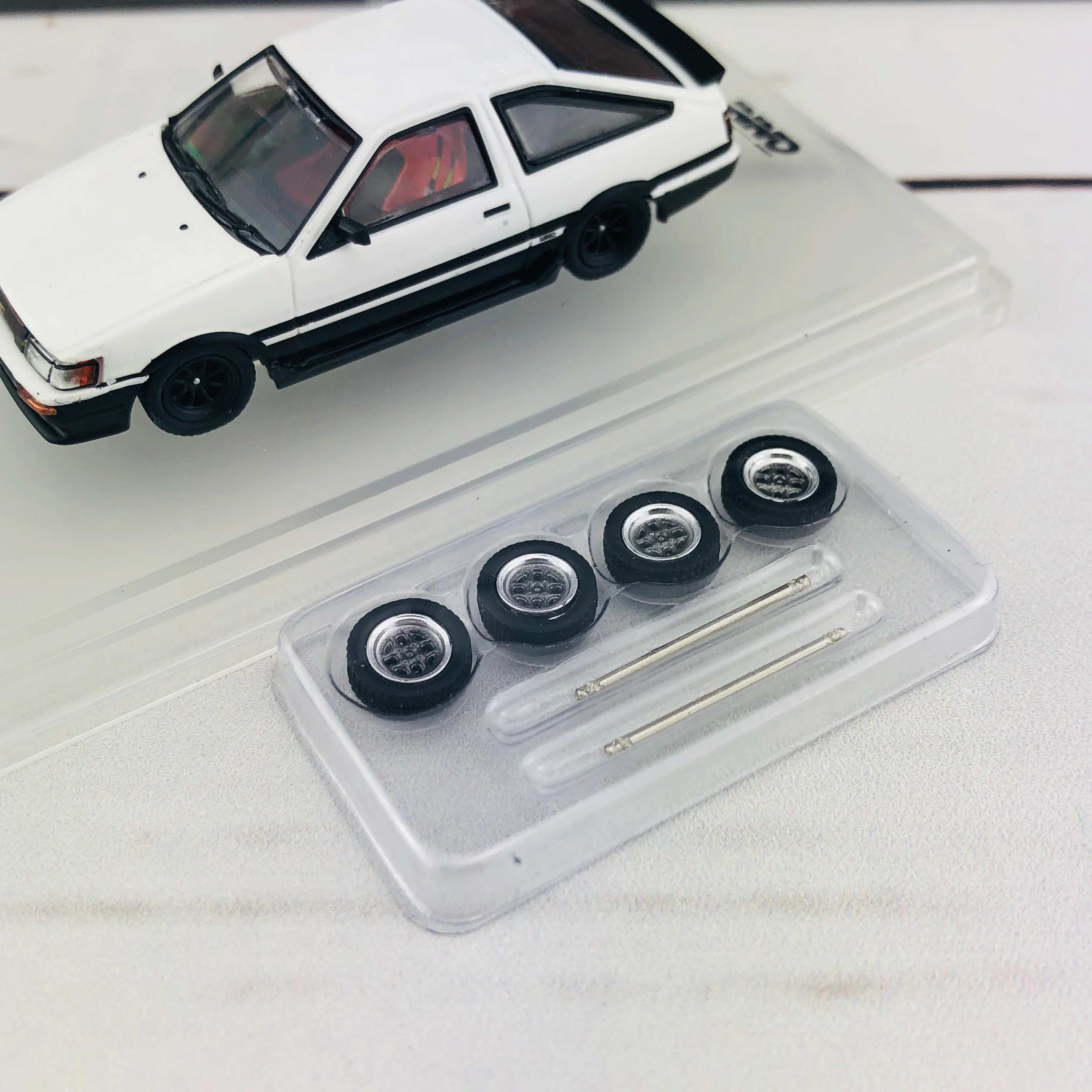 INNO64 1/64 TOYOTA COROLLA Levin AE86 White With Extra Wheels and Carbon Effect Front Bonnet Decal IN64-AE86-WH - Image 6