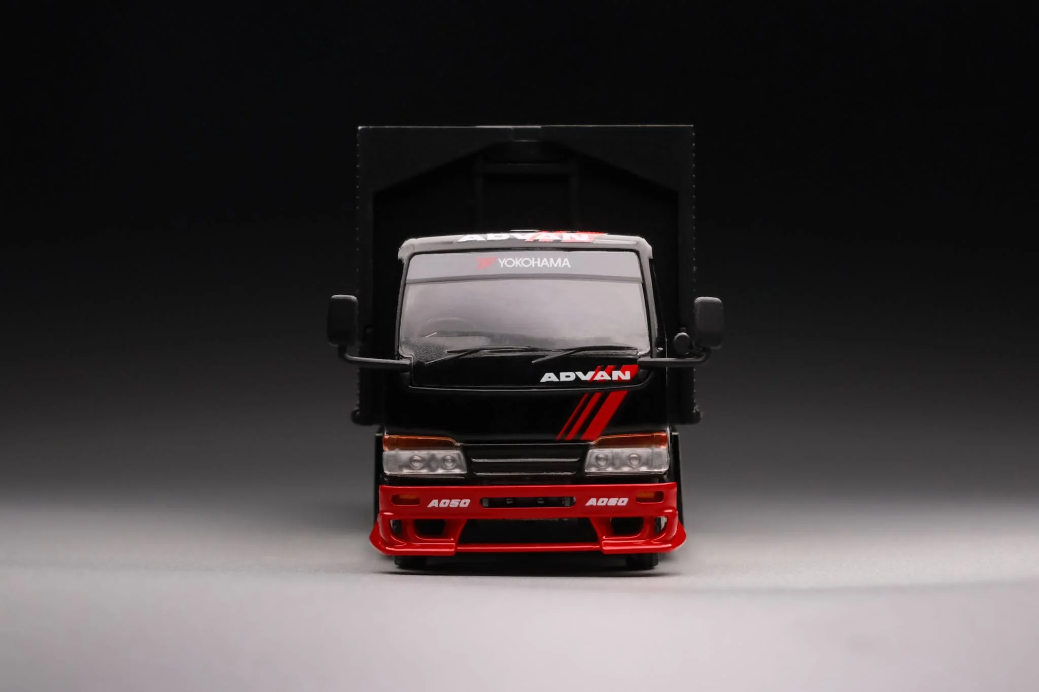 YES x PEAKO64 1/64 Semi Wide Wing Custom Truck Black/Red 63513 - Image 2
