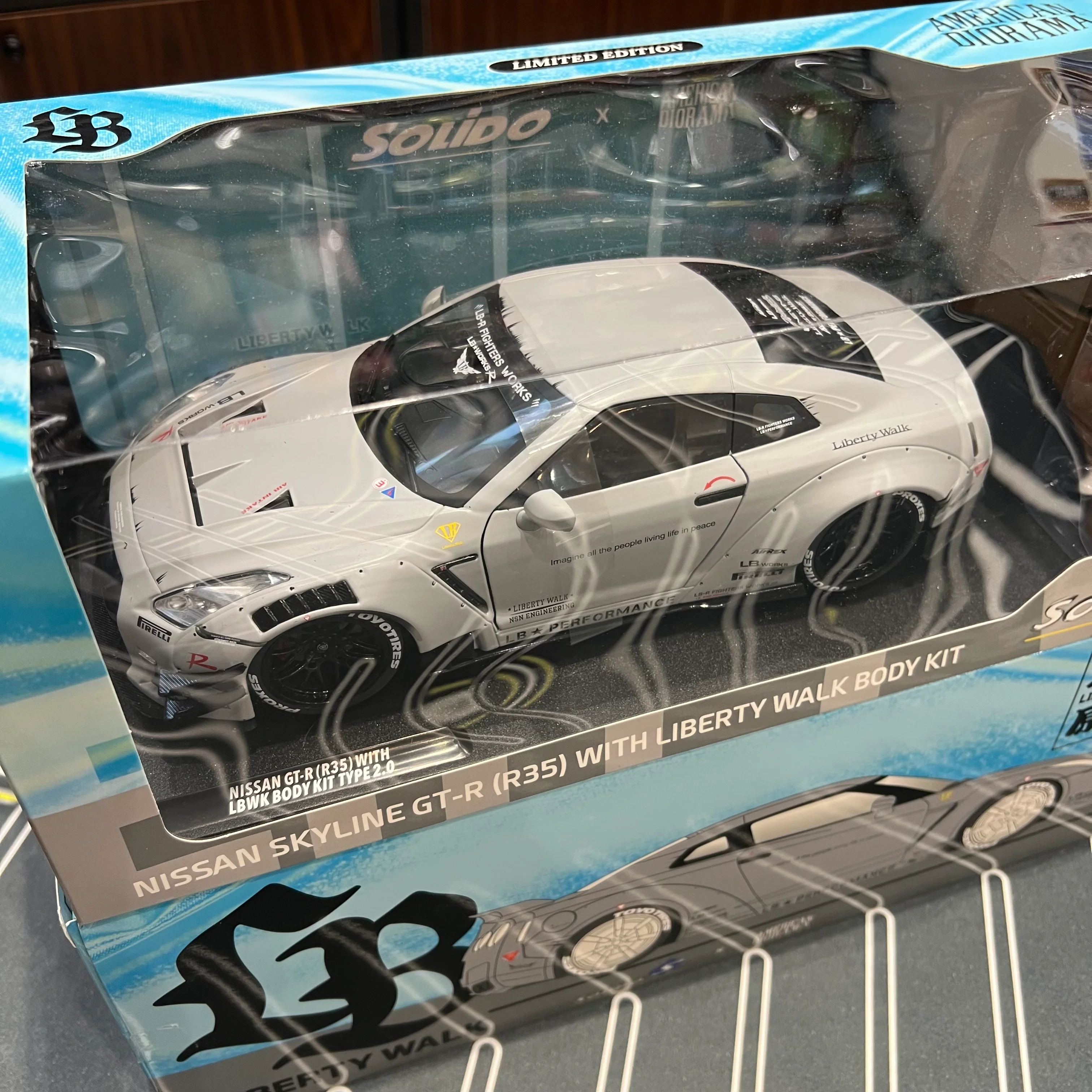 SOLIDO x AMERICAN DIORAMA 1/18 NISSAN SKYLINE GT-R (R35) WITH LIBERTY WALK BODY KIT AND FIGURE S1805821 - Image 2