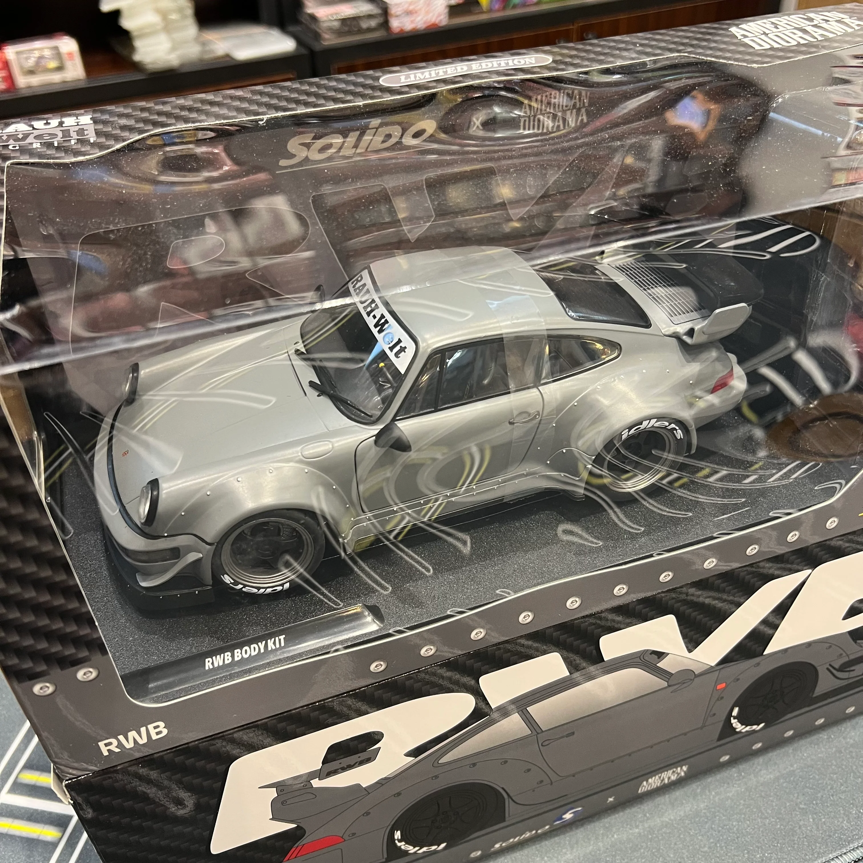 SOLIDO x AMERICAN DIORAMA 1/18 RWB NARDO GREY WITH FIGURE S1807517 - Image 2