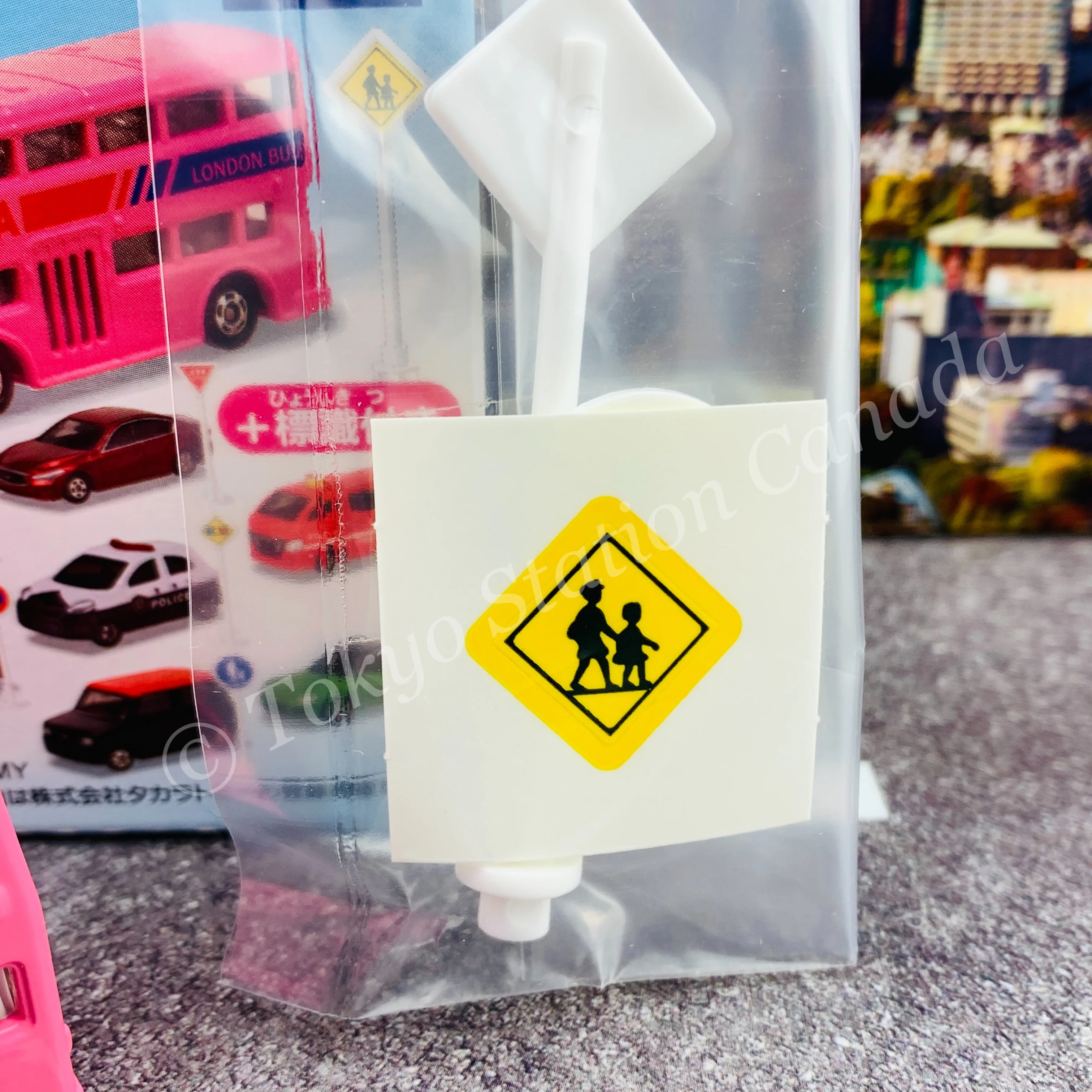 TAKARA TOMY A.R.T.S TOMICA Sign Set #1 - London Bus with a road sign stand - Image 4