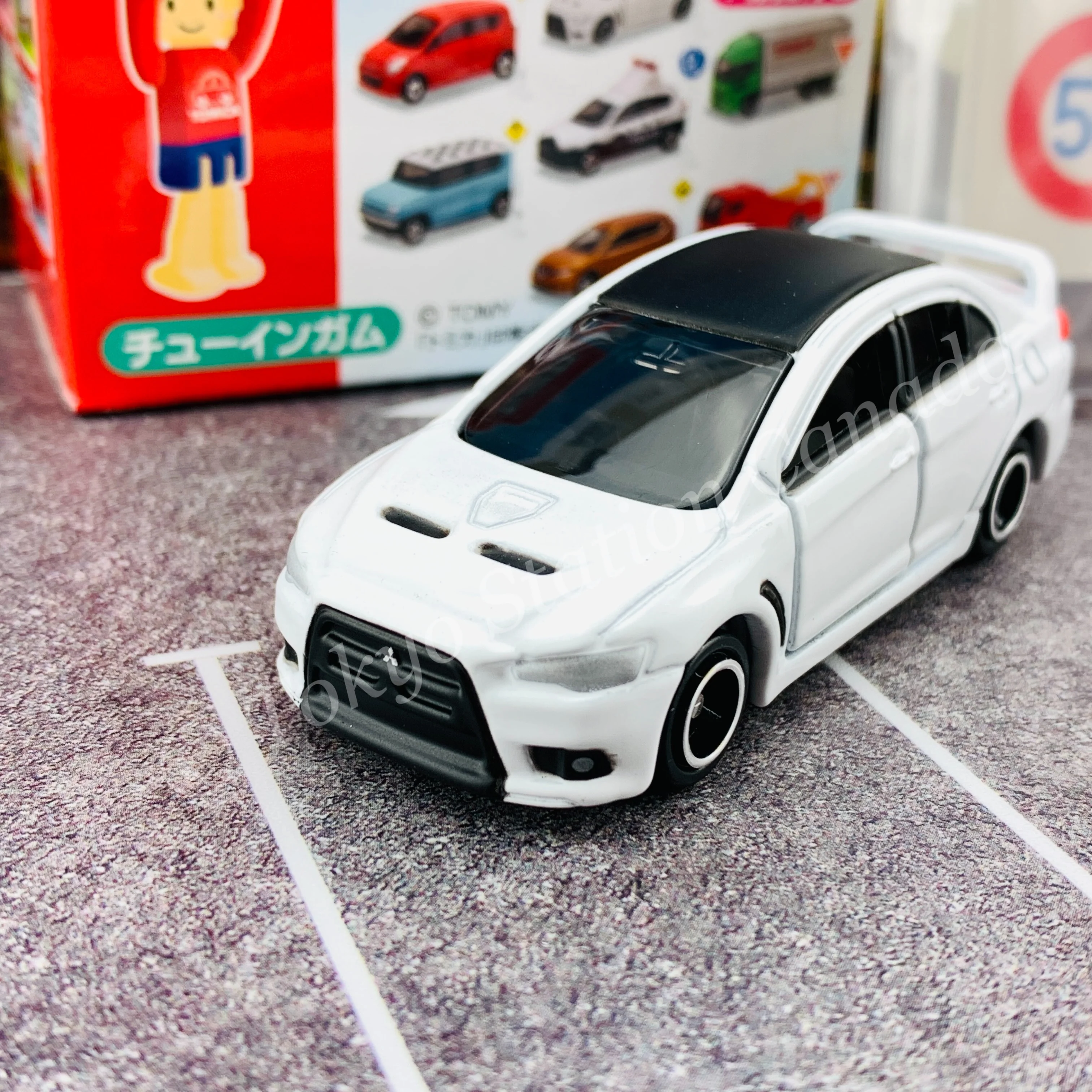 TAKARA TOMY A.R.T.S TOMICA Sign Set #4 - Mitsubishi Lancer Evolution X with a road sign stand - Image 2