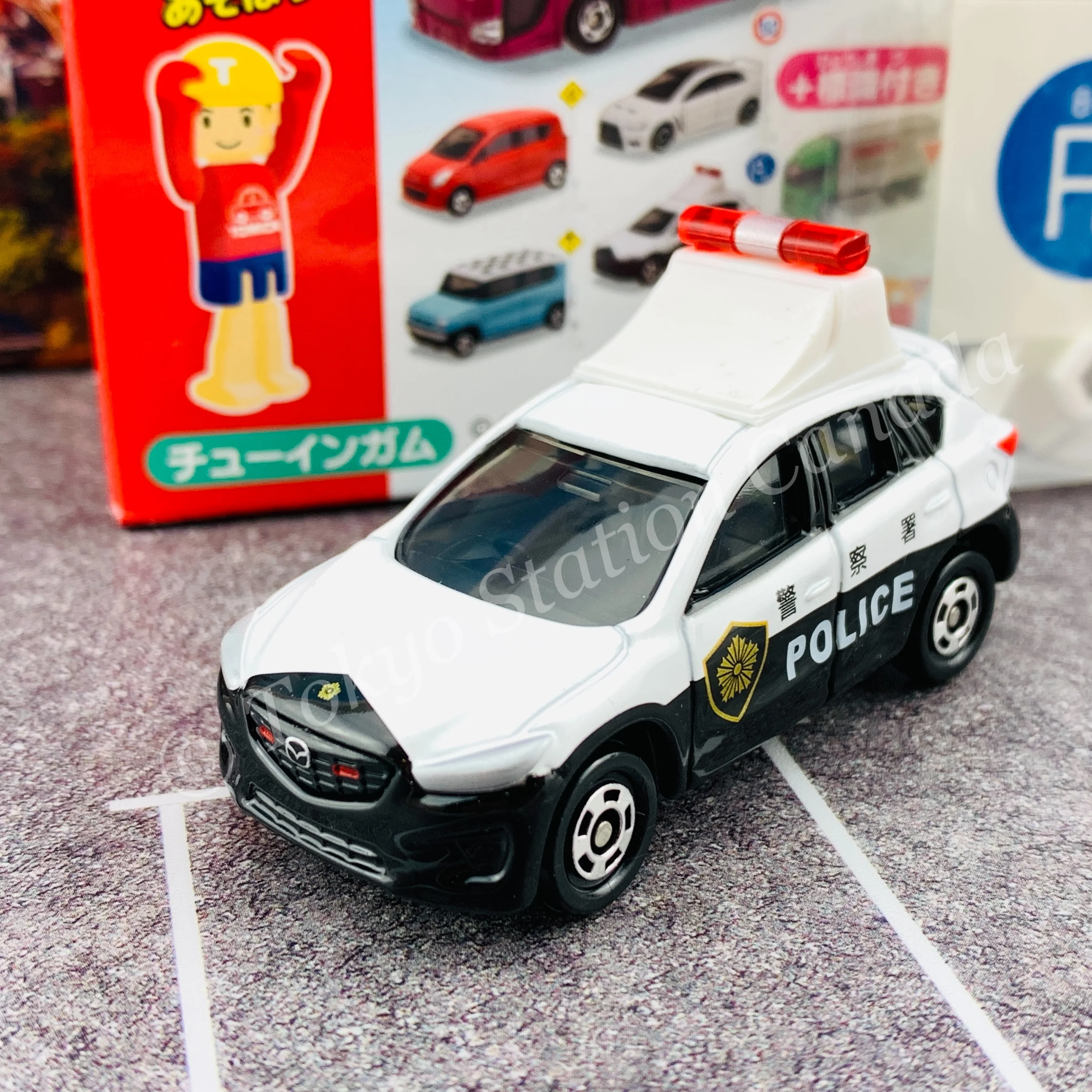 TAKARA TOMY A.R.T.S TOMICA Sign Set #5 - Mazda CX-5 Patrol Car with a road sign stand - Image 2