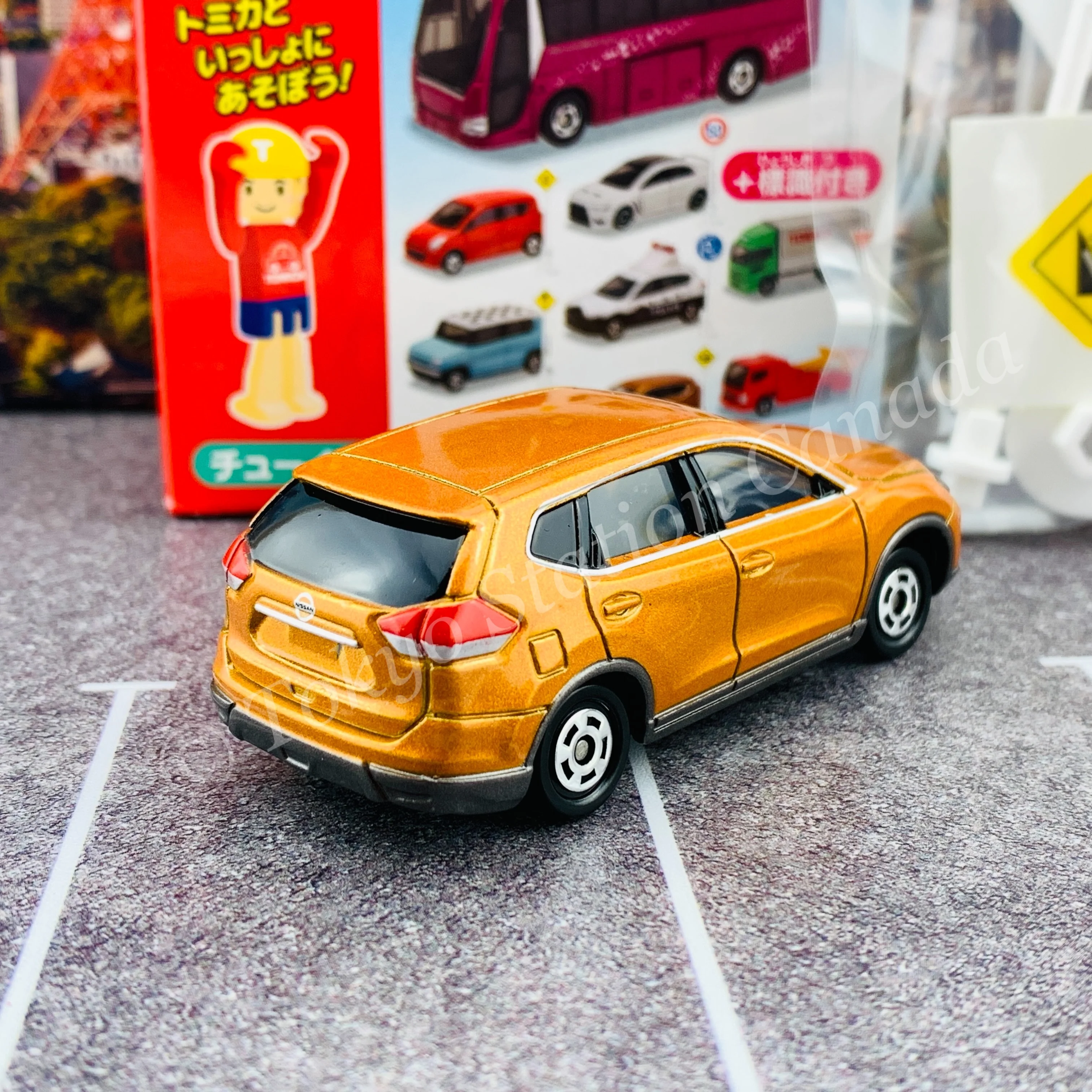 TAKARA TOMY A.R.T.S TOMICA Sign Set #6 - Nissan X-TRAIL with a road sign stand - Image 3