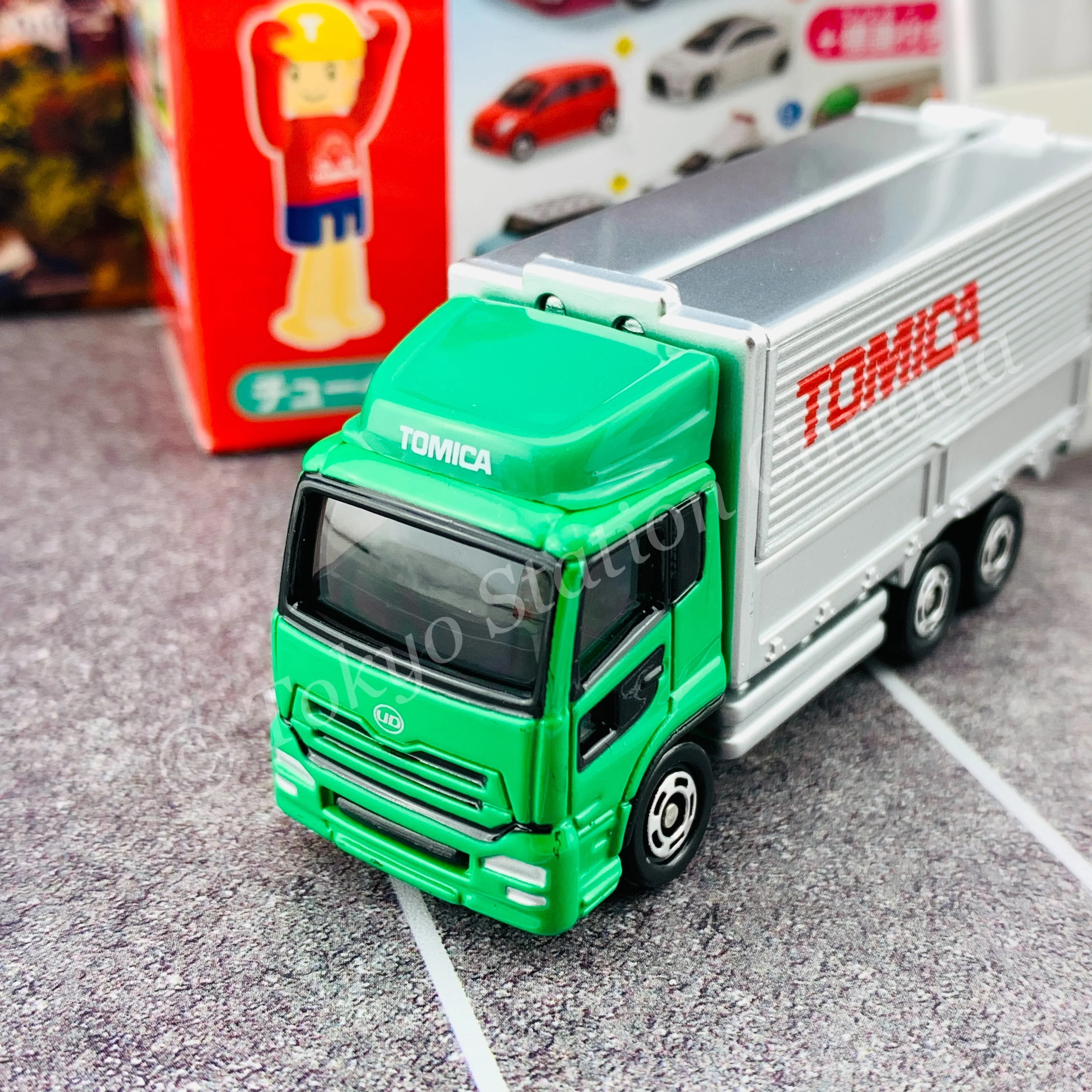 TAKARA TOMY A.R.T.S TOMICA Sign Set #7 - Nissan DIESEL QUON with a road sign stand - Image 2