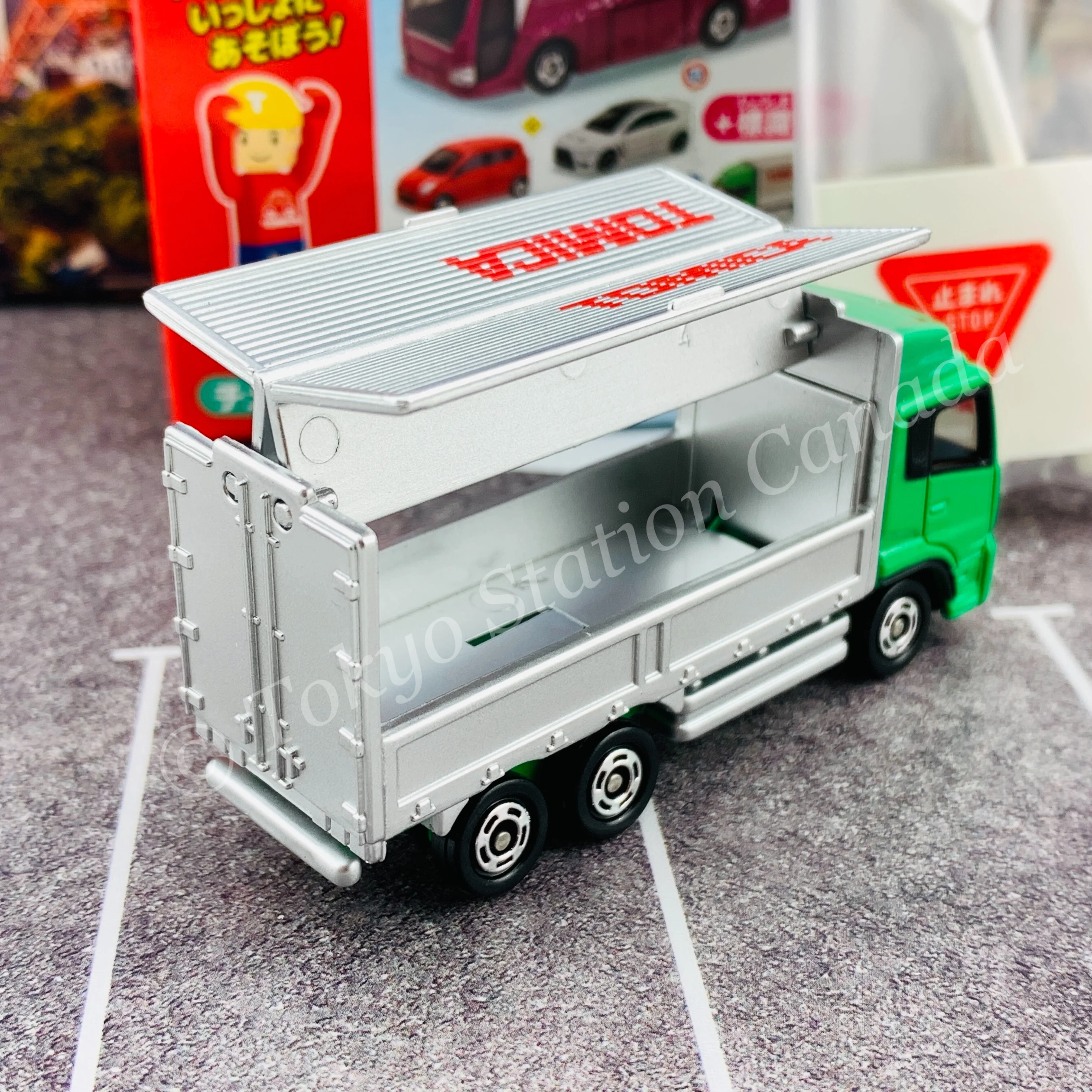 TAKARA TOMY A.R.T.S TOMICA Sign Set #7 - Nissan DIESEL QUON with a road sign stand - Image 3