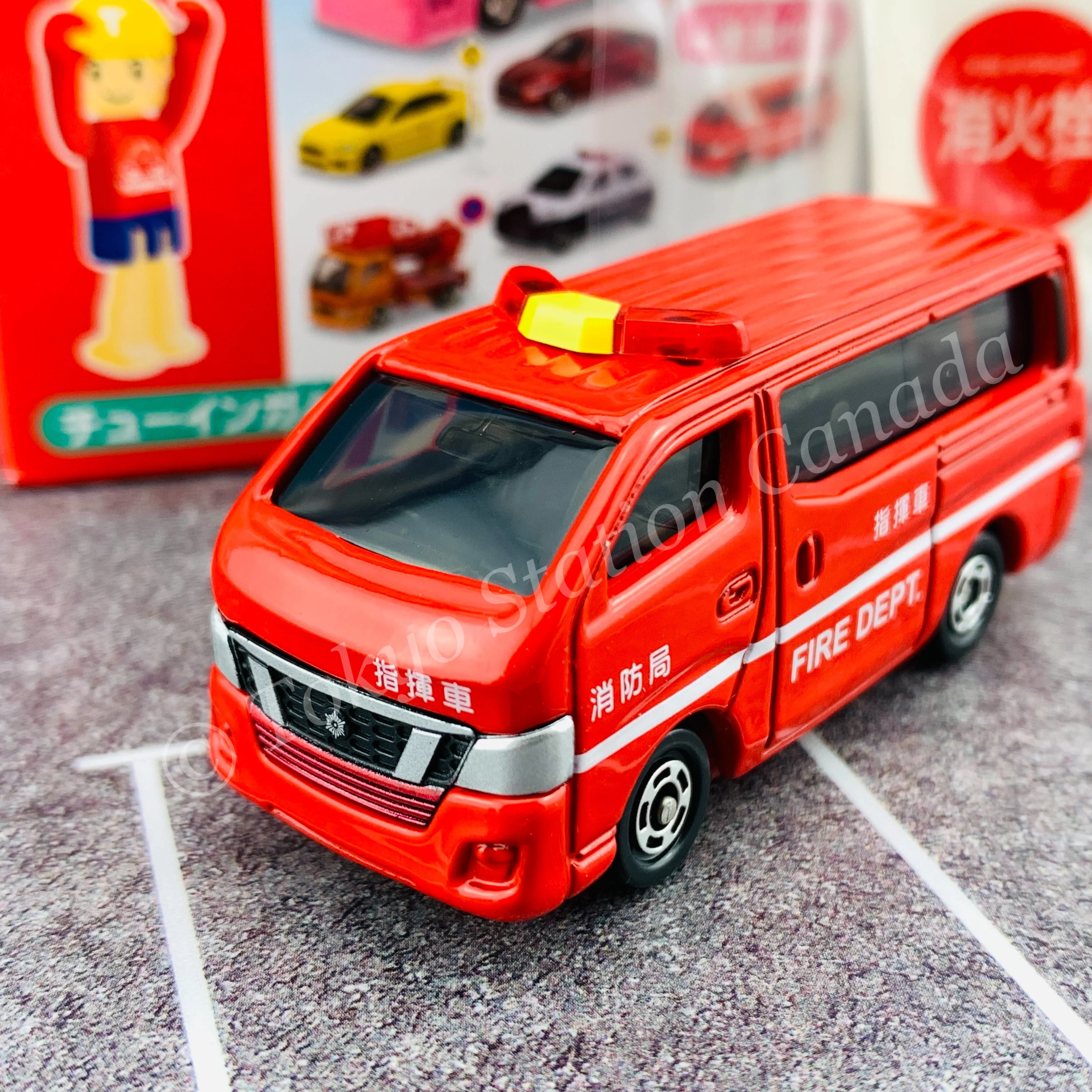 TAKARA TOMY A.R.T.S TOMICA Sign Set #7 - Nissan NV350 Caravan Fire Command Car with a road sign stand - Image 2