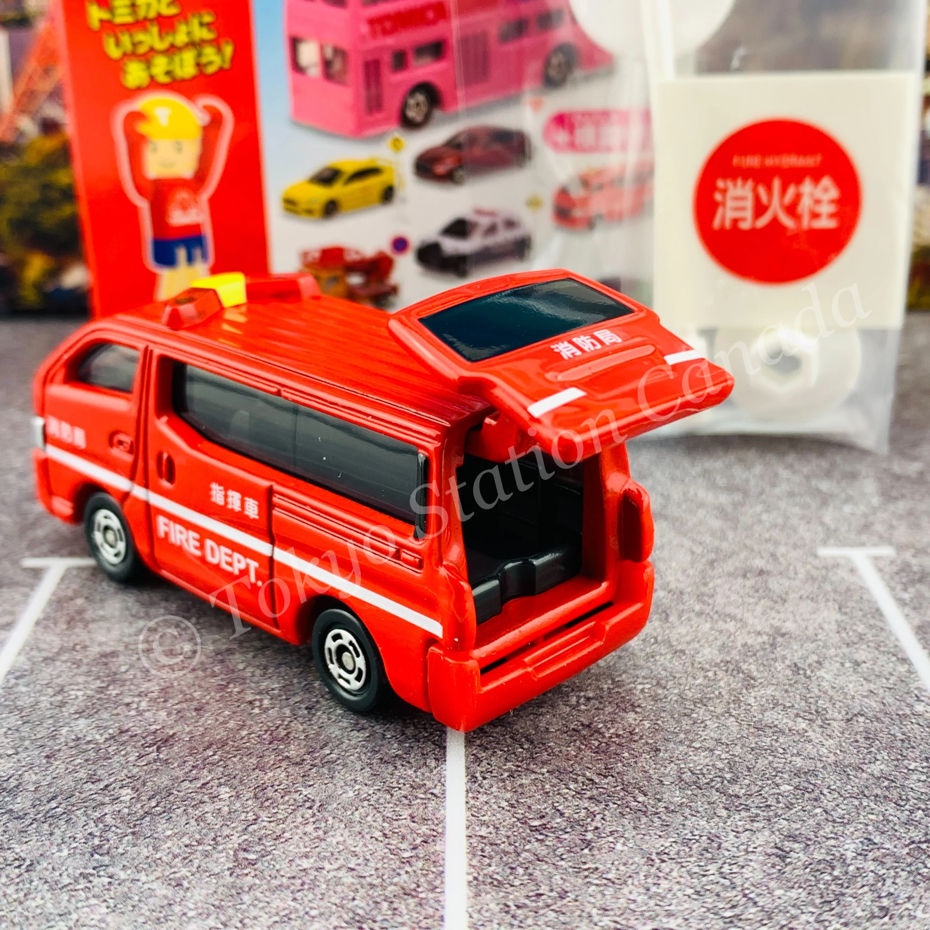 TAKARA TOMY A.R.T.S TOMICA Sign Set #7 - Nissan NV350 Caravan Fire Command Car with a road sign stand - Image 3