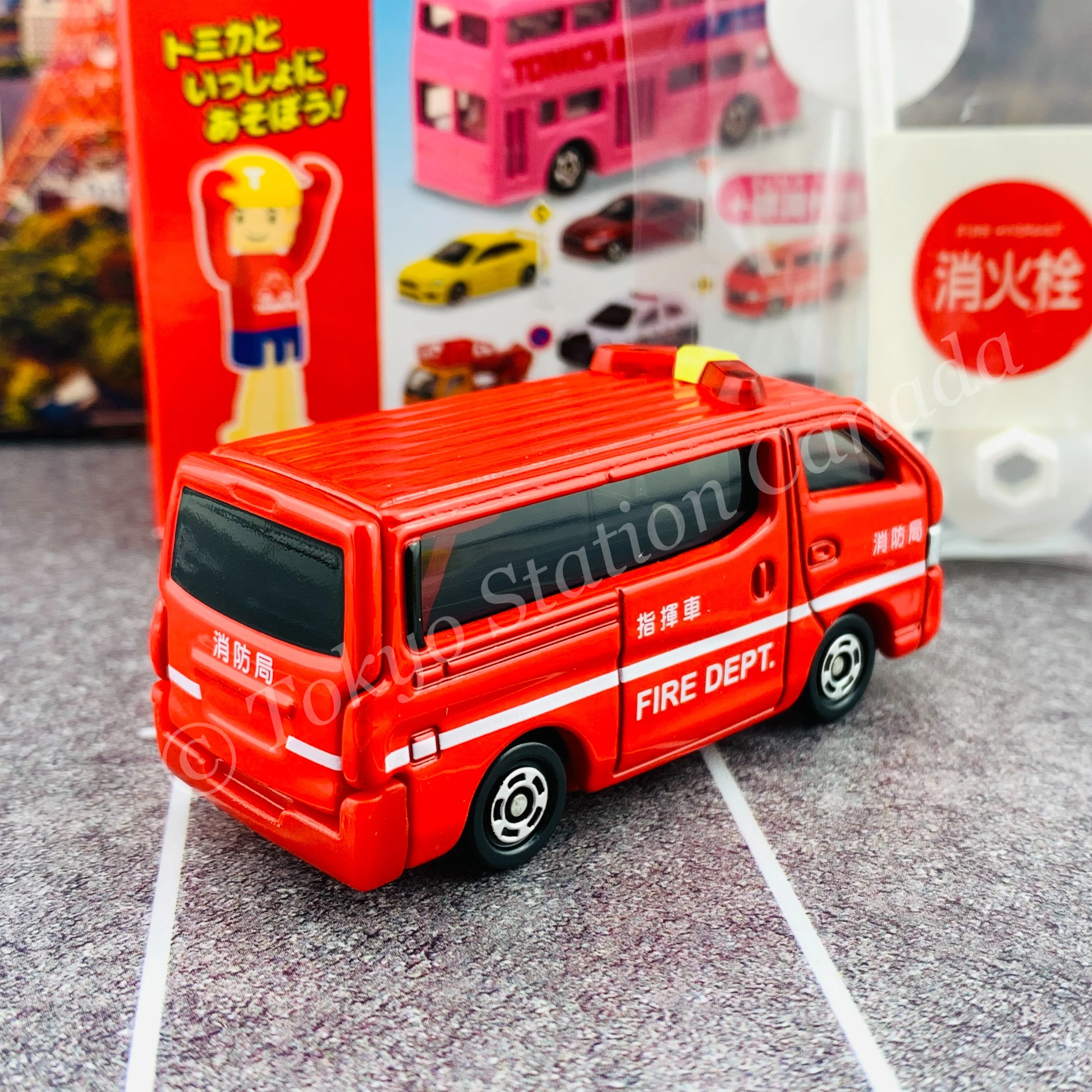 TAKARA TOMY A.R.T.S TOMICA Sign Set #7 - Nissan NV350 Caravan Fire Command Car with a road sign stand - Image 4