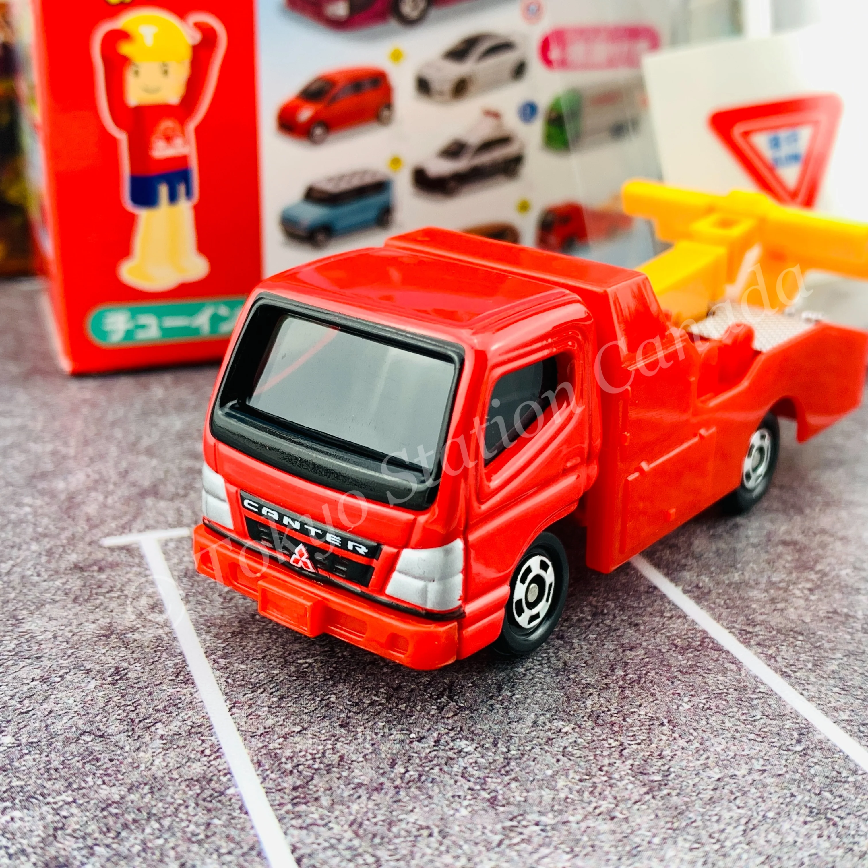 TAKARA TOMY A.R.T.S TOMICA Sign Set #8 - Mitsubishi FUSO CANTER Tow Truck with a road sign stand - Image 2