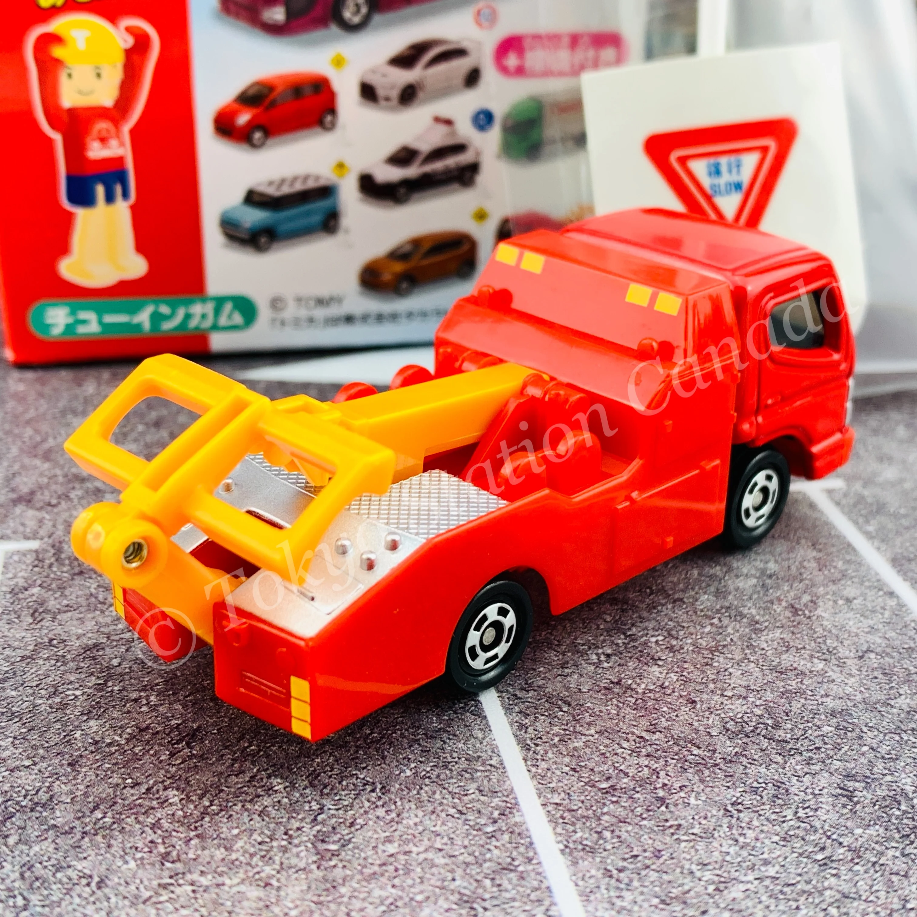 TAKARA TOMY A.R.T.S TOMICA Sign Set #8 - Mitsubishi FUSO CANTER Tow Truck with a road sign stand - Image 3
