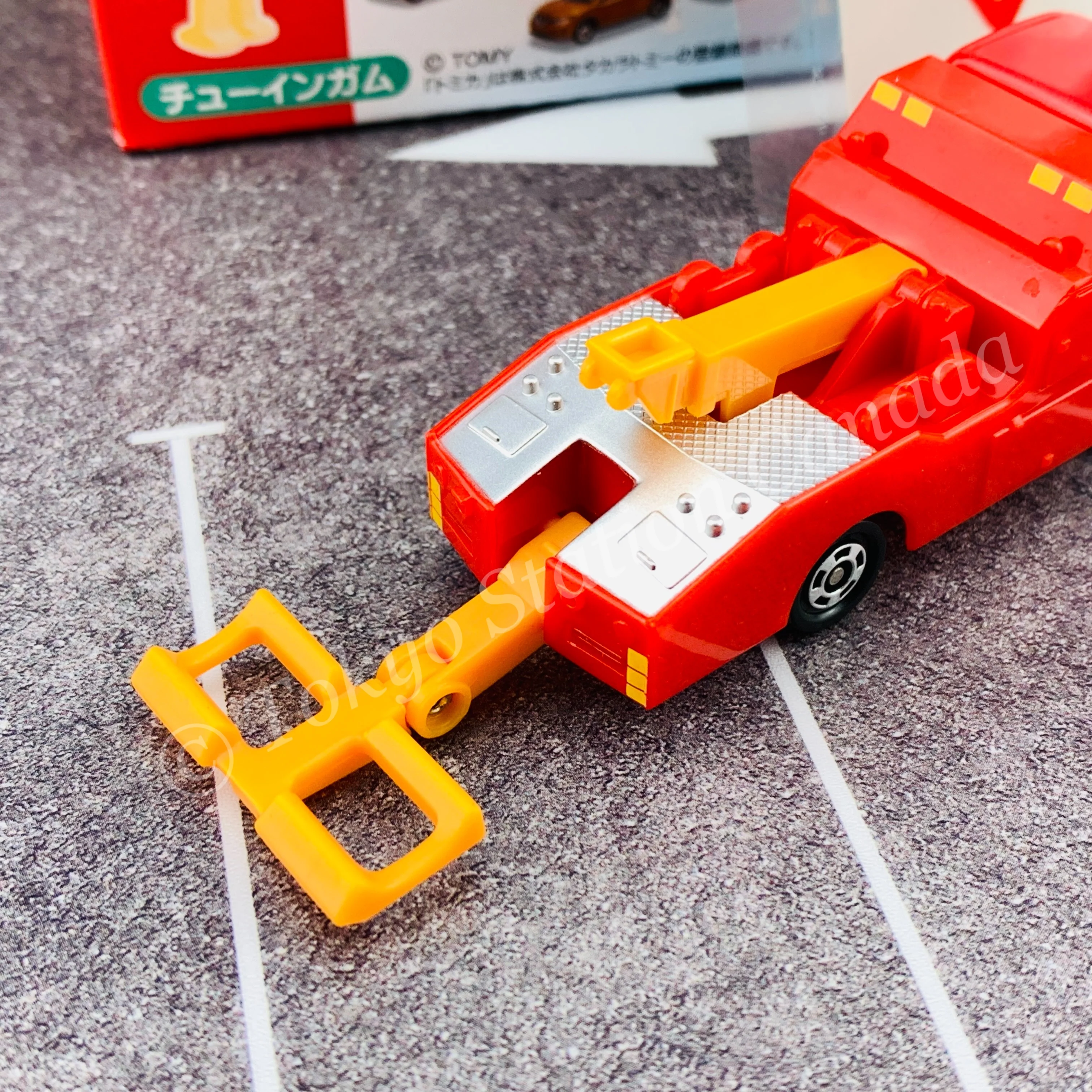 TAKARA TOMY A.R.T.S TOMICA Sign Set #8 - Mitsubishi FUSO CANTER Tow Truck with a road sign stand - Image 4