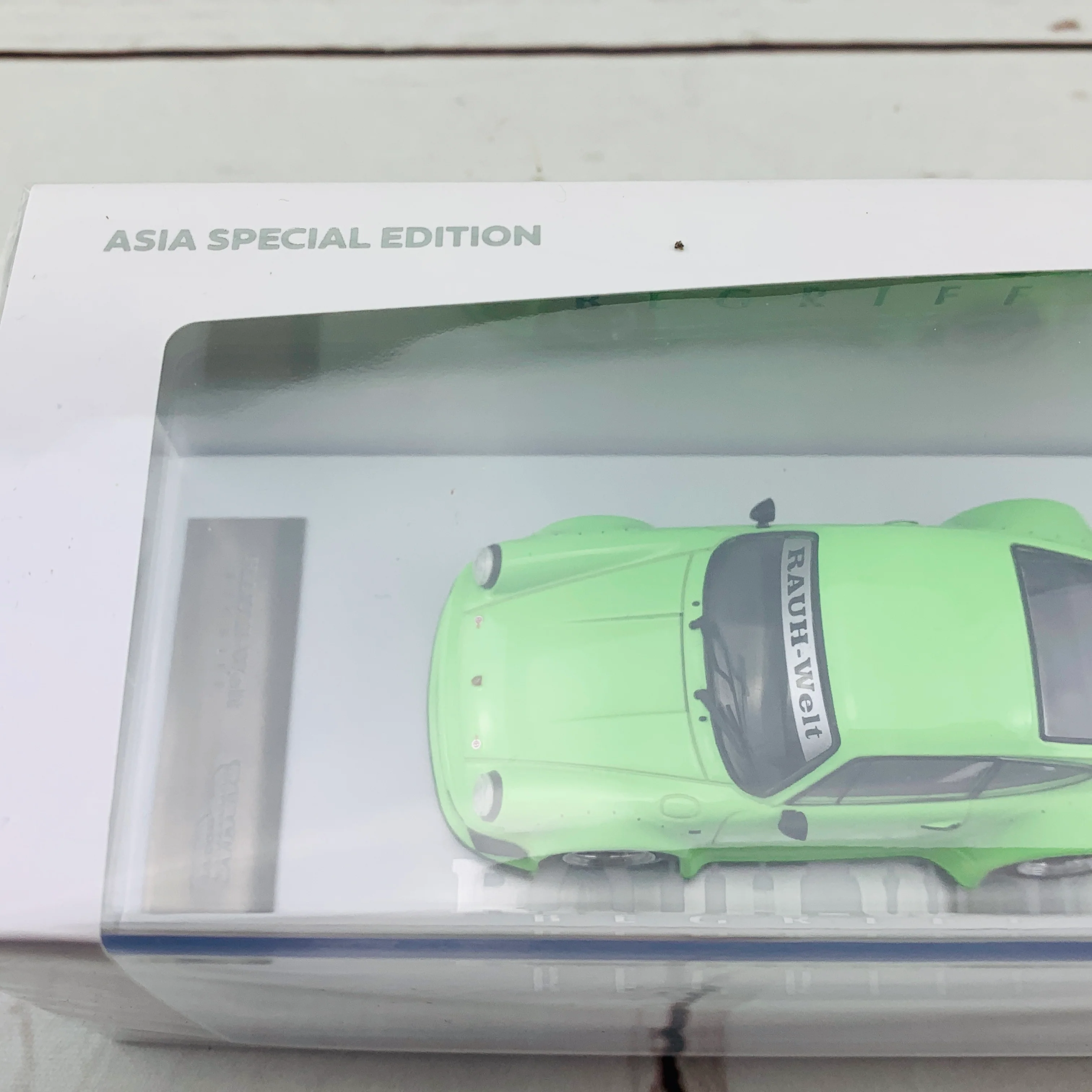 Tarmac Works 1/43 RWB 930 Lime Green with Black Wheels *** Asia Special Edition - Limited to 360 pcs *** T43-013-LG - Image 3