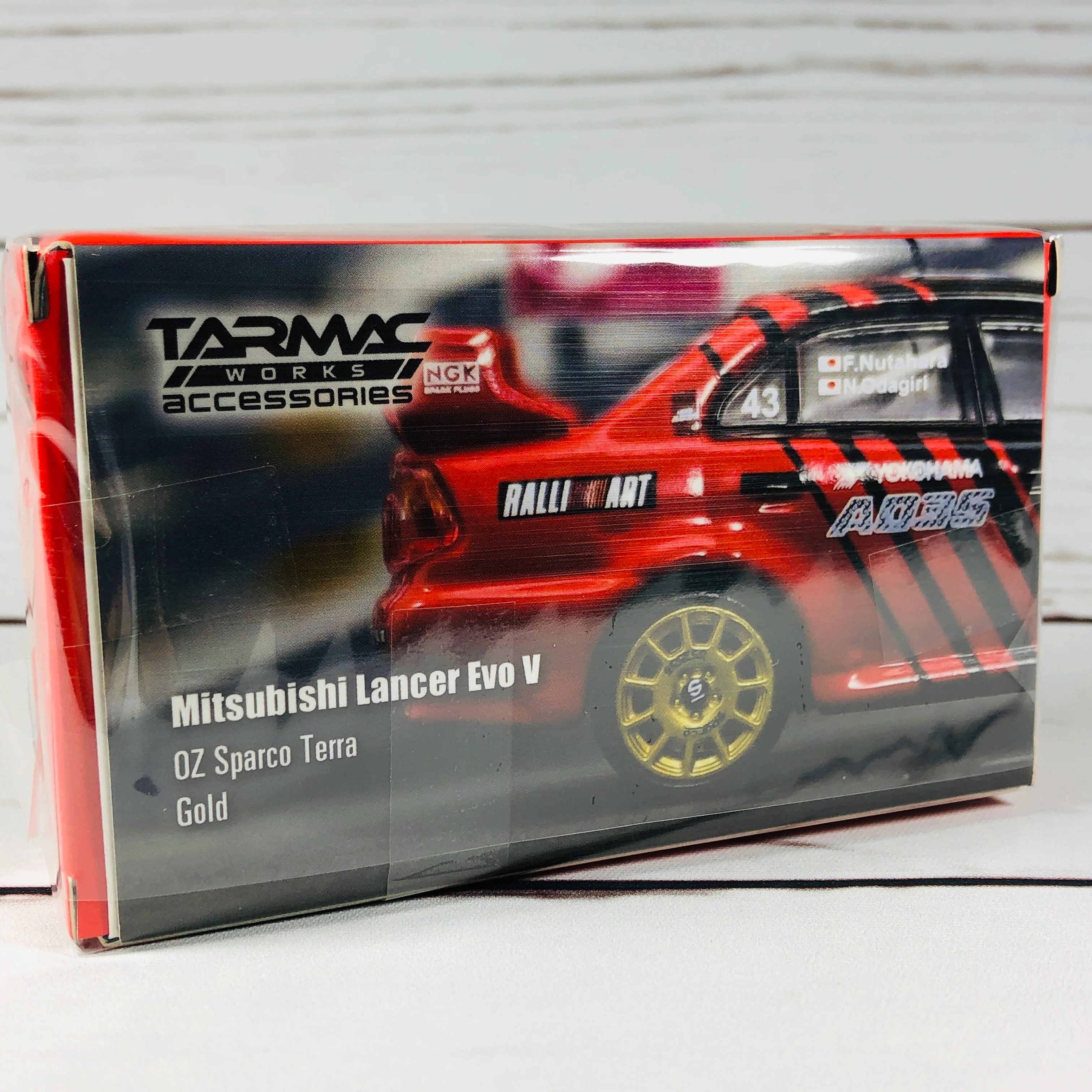 Tarmac Works 1/64 Accessories OZ Sparco Terra Gold Wheel - Image 2