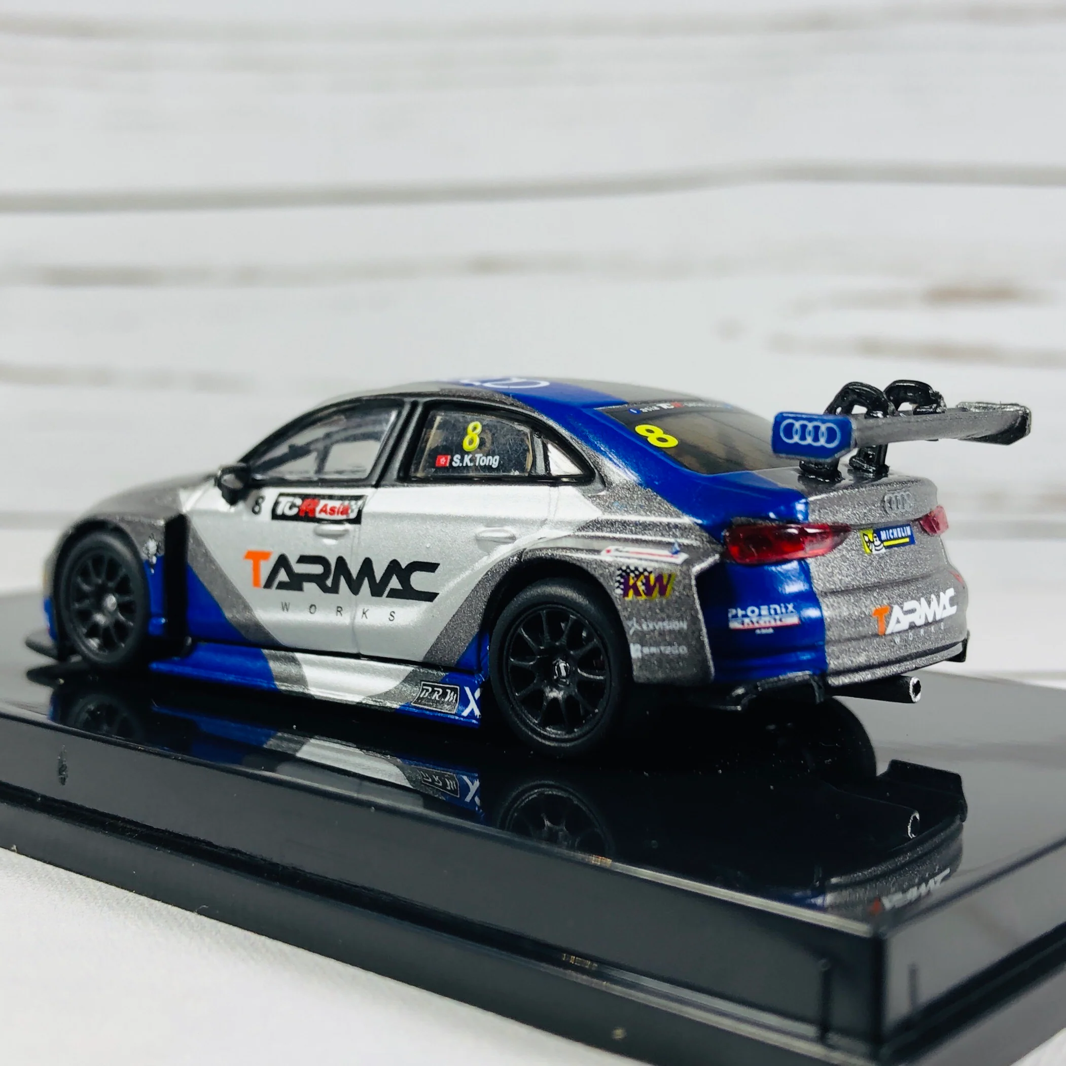 Tarmac Works 1/64 Audi RS3 LMS TCR Asia 2017 - Tarmac Works / Phoenix Racing Asia - SK Tong T64-013-17TCR8 - Image 5