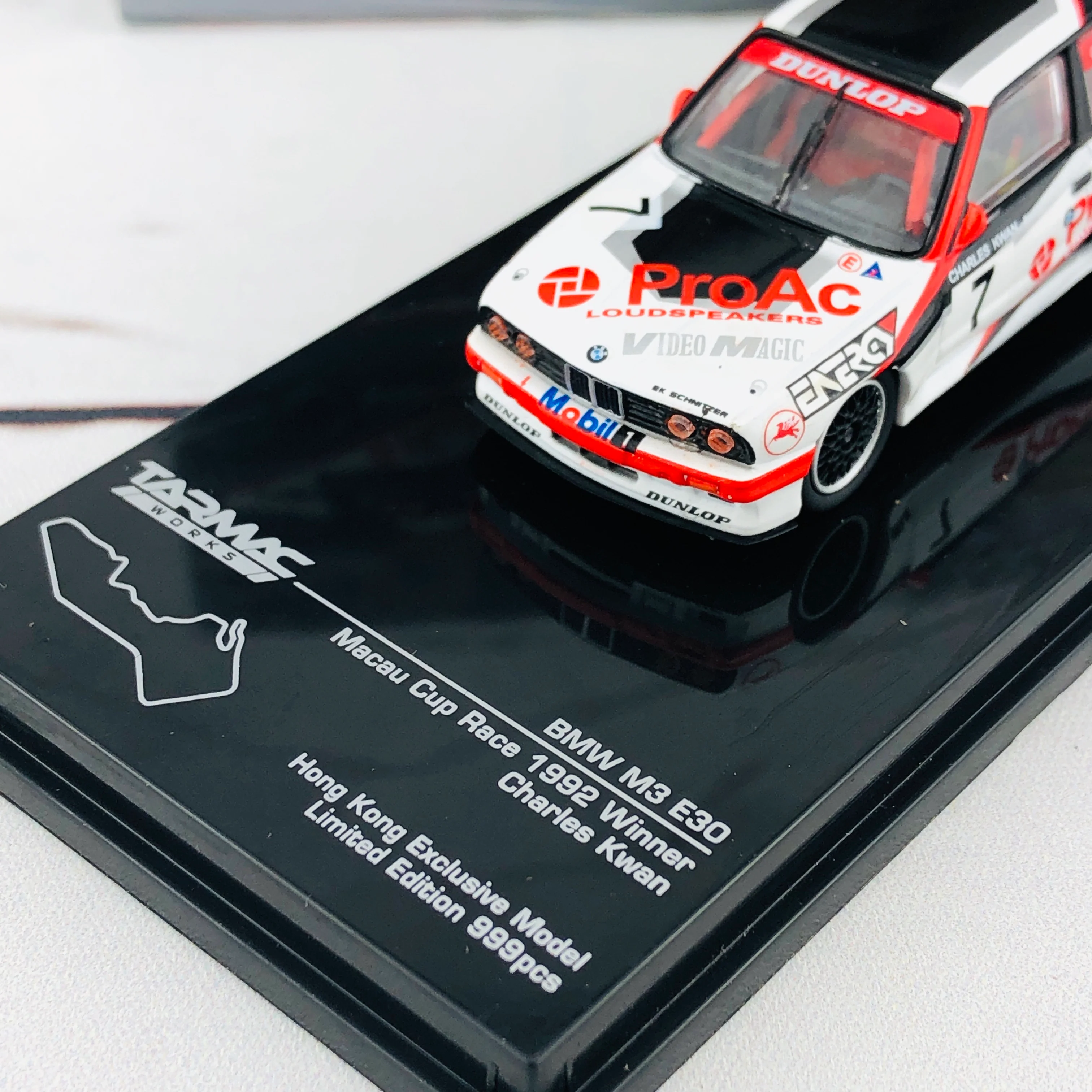 Tarmac Works 1/64 BMW M3 E30 Macau Cup Race 1992 Winner Charles Kwan - Image 3