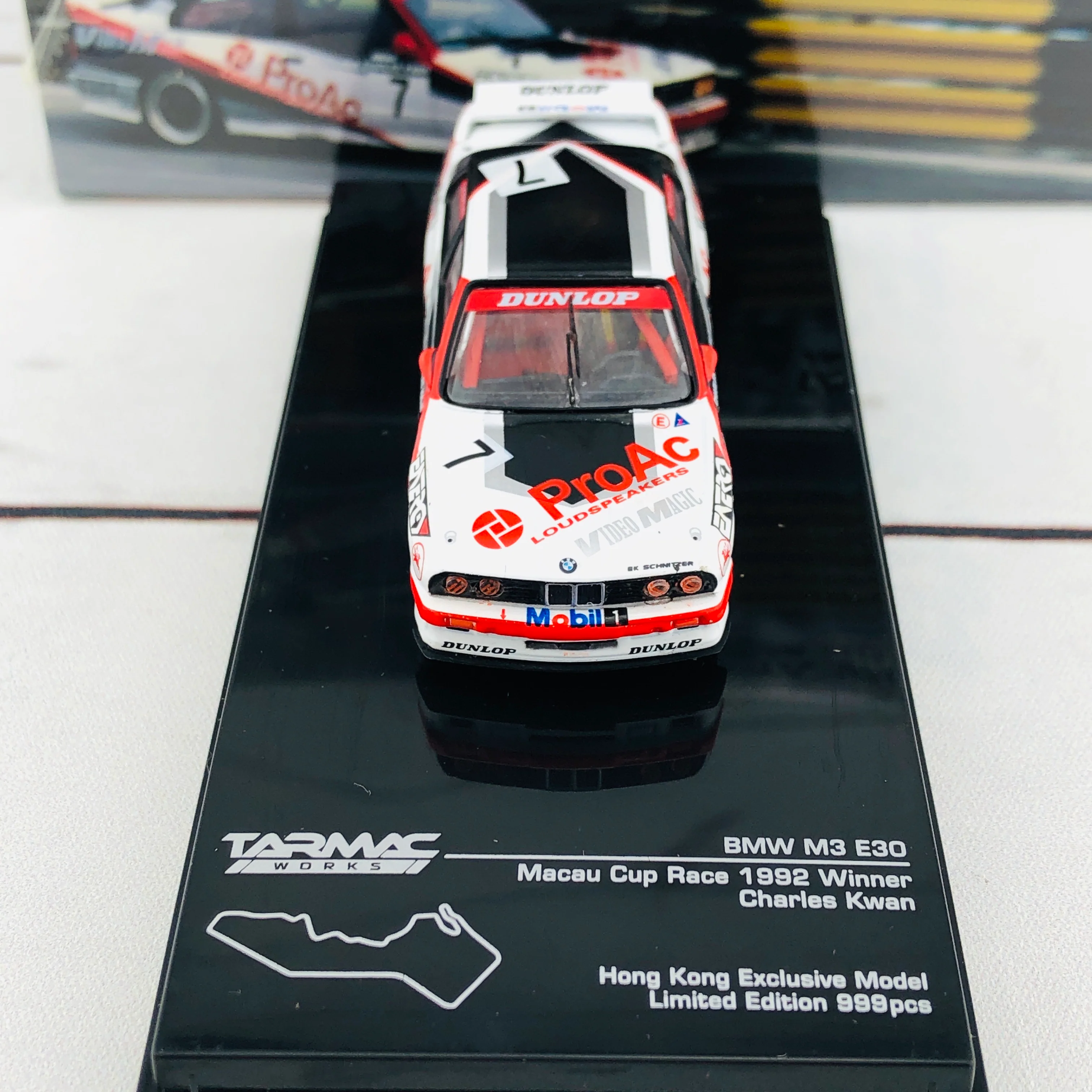 Tarmac Works 1/64 BMW M3 E30 Macau Cup Race 1992 Winner Charles Kwan - Image 7