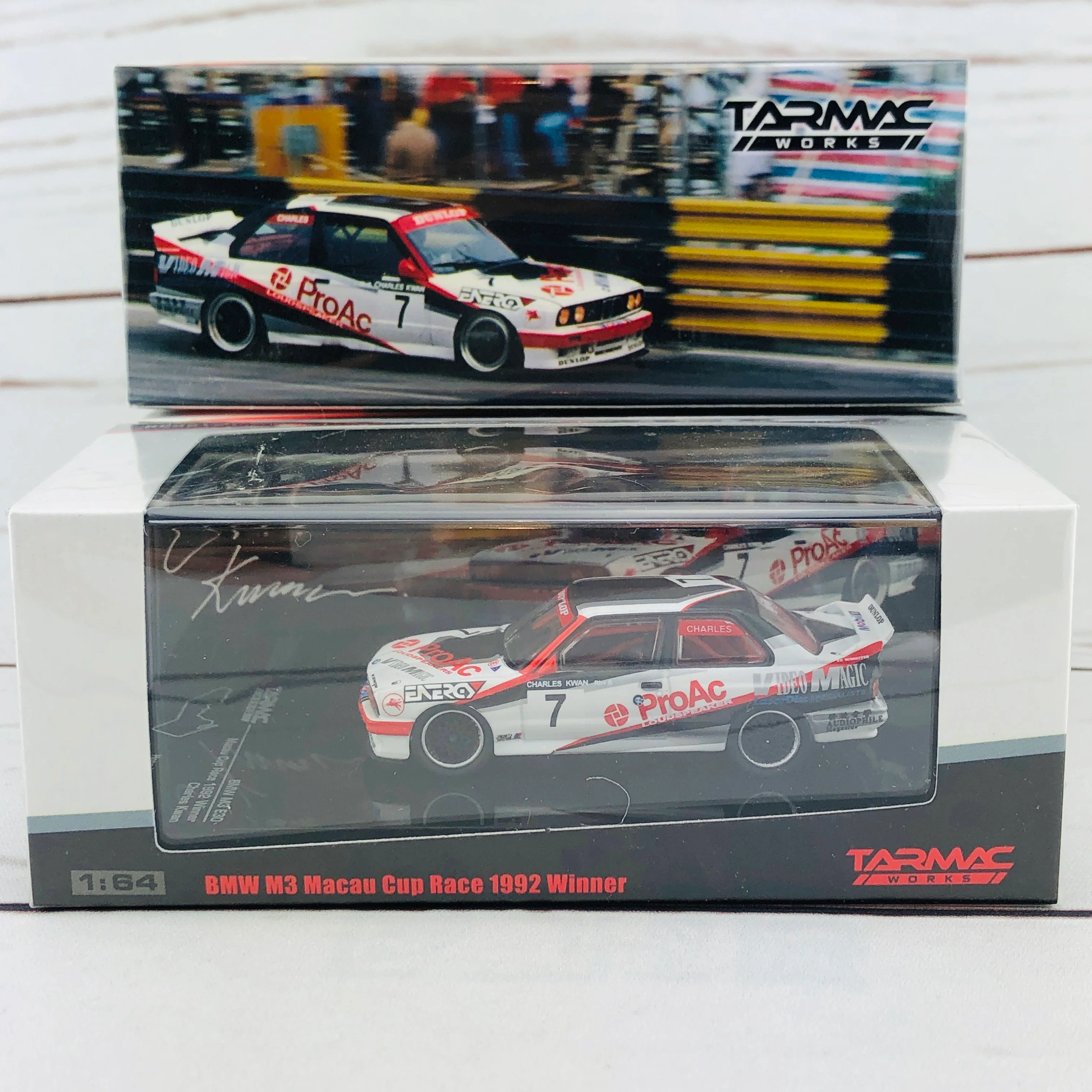 Tarmac Works 1/64 BMW M3 E30 Macau Cup Race 1992 Winner Charles Kwan - Image 9