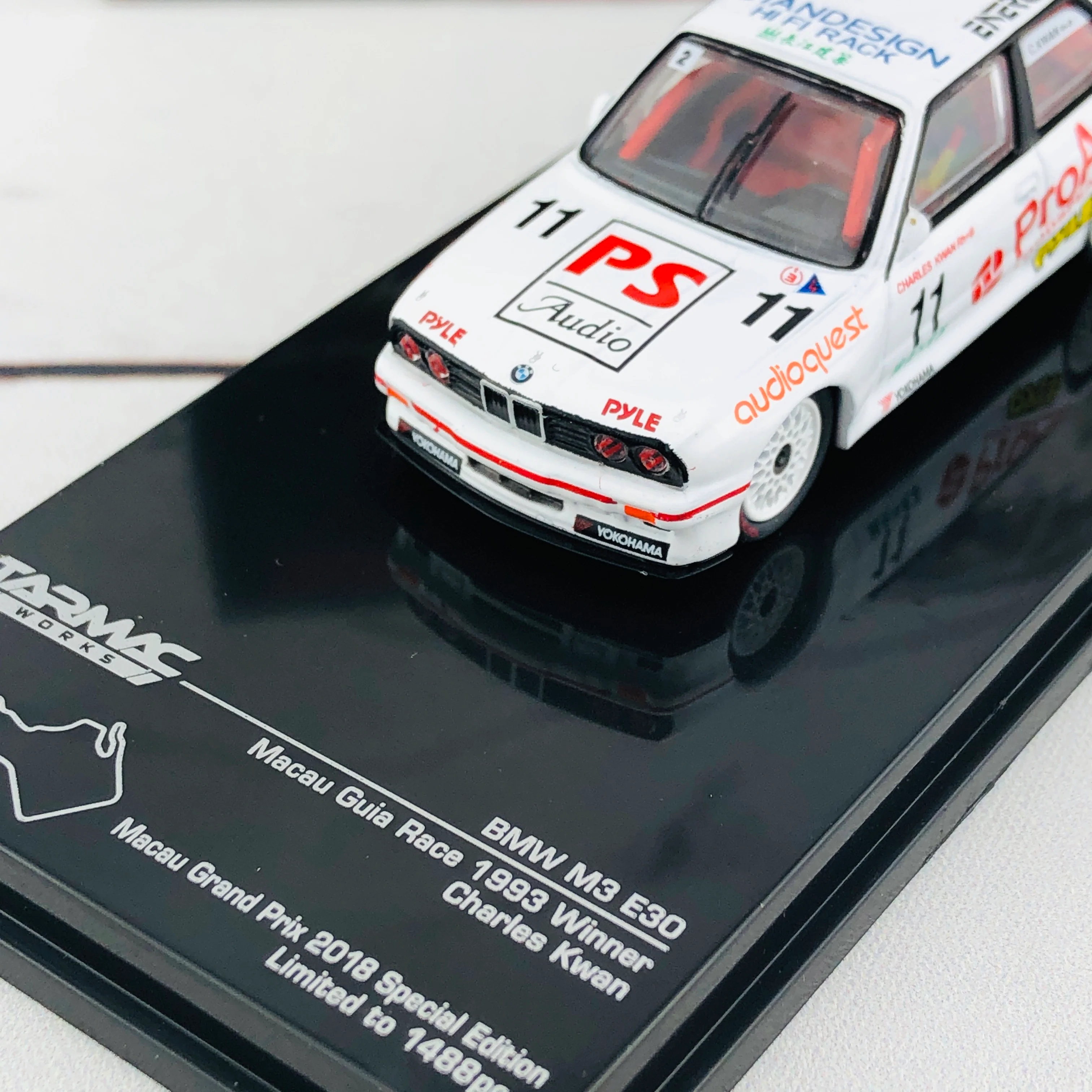 Tarmac Works 1/64 BMW M3 E30 Macau Guia Cup Race 1993 Winner Charles Kwan T64-009-93MAC - Image 3