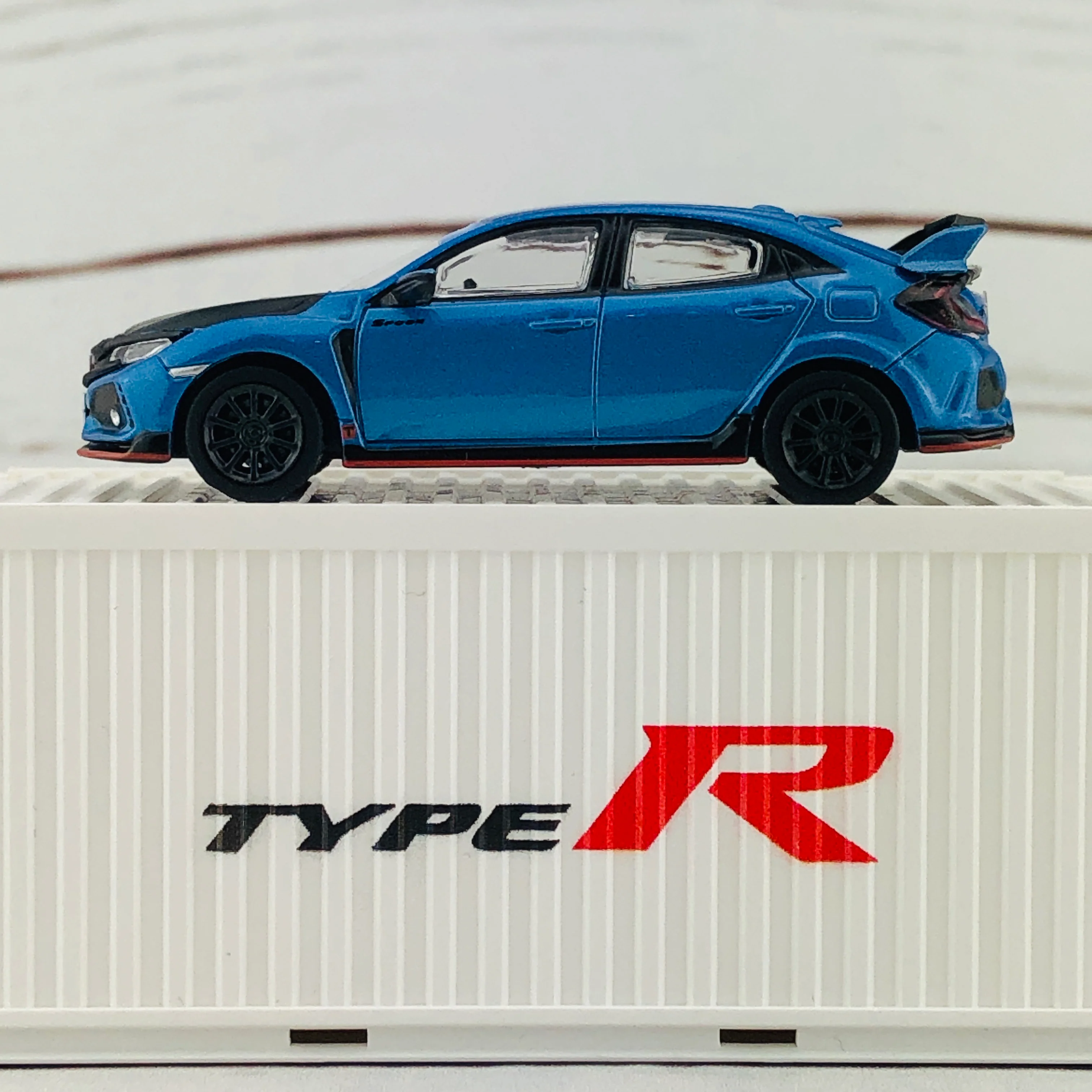 Tarmac Works 1/64 Honda Civic Type R FK8 Brilliant Blue with Black Bonnet and Container T64-014-BLE - Image 2