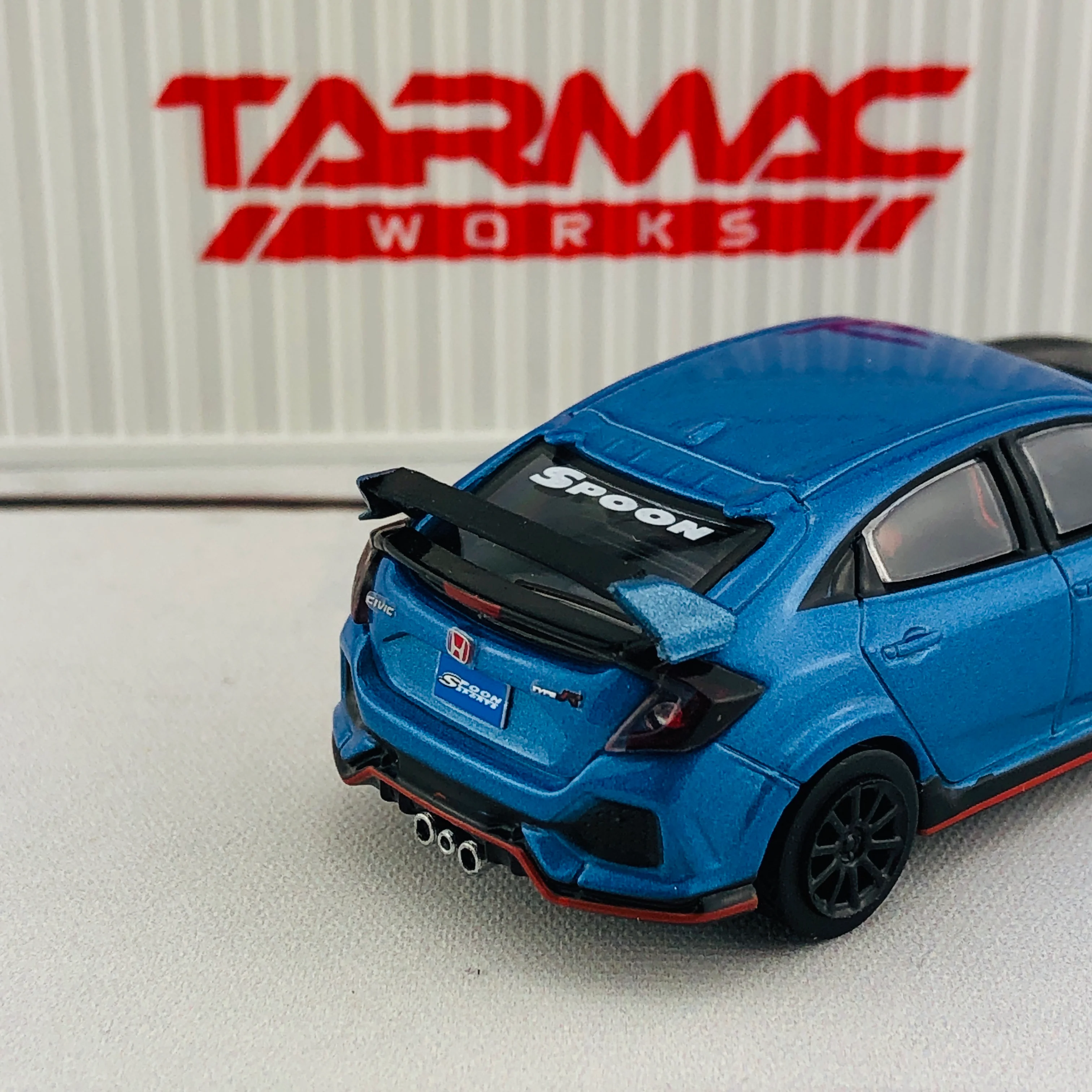 Tarmac Works 1/64 Honda Civic Type R FK8 Brilliant Blue with Black Bonnet and Container T64-014-BLE - Image 5