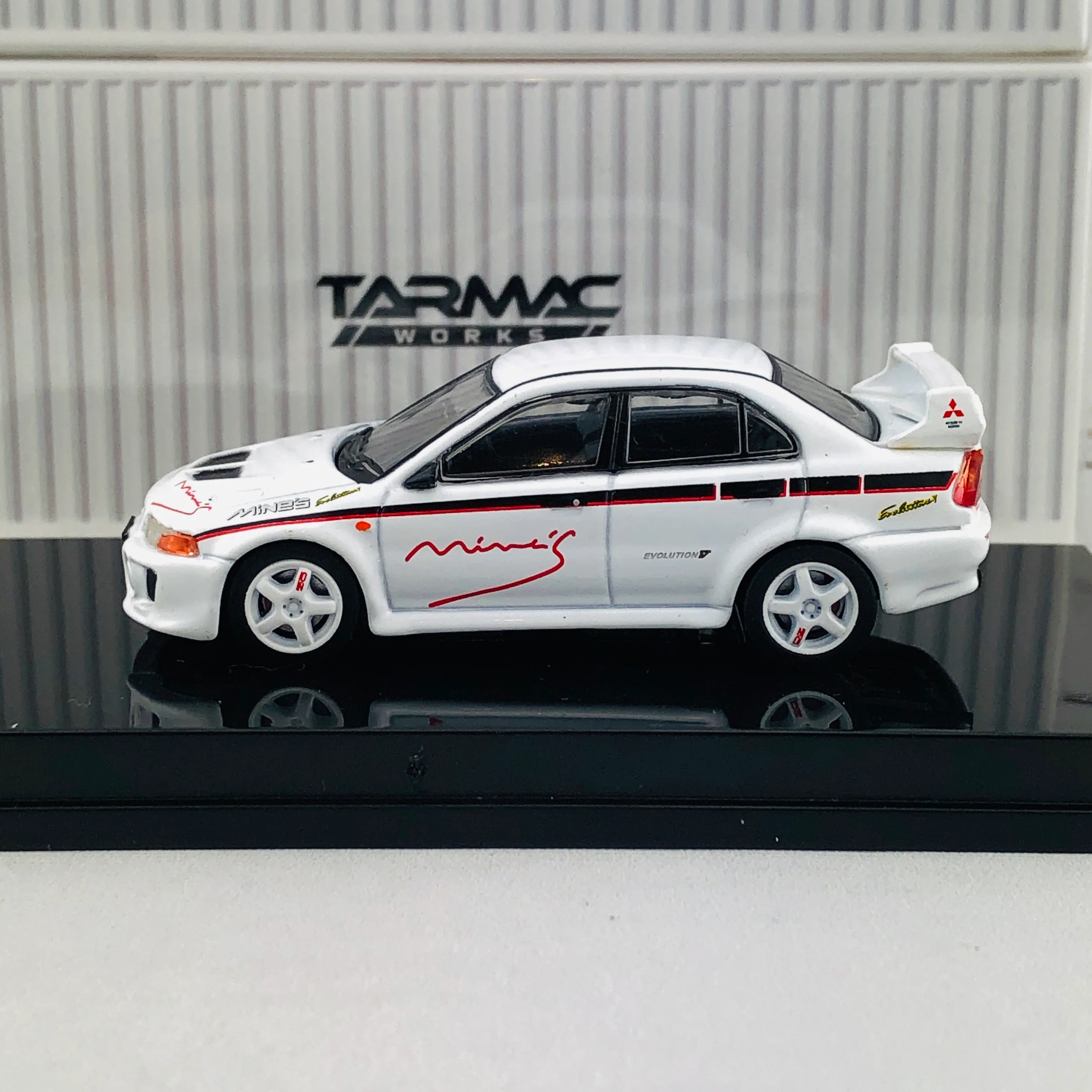 Tarmac Works 1/64 Mitsubishi Lancer Evolution V Tuned by Mine's T64-012-MNE - Image 2