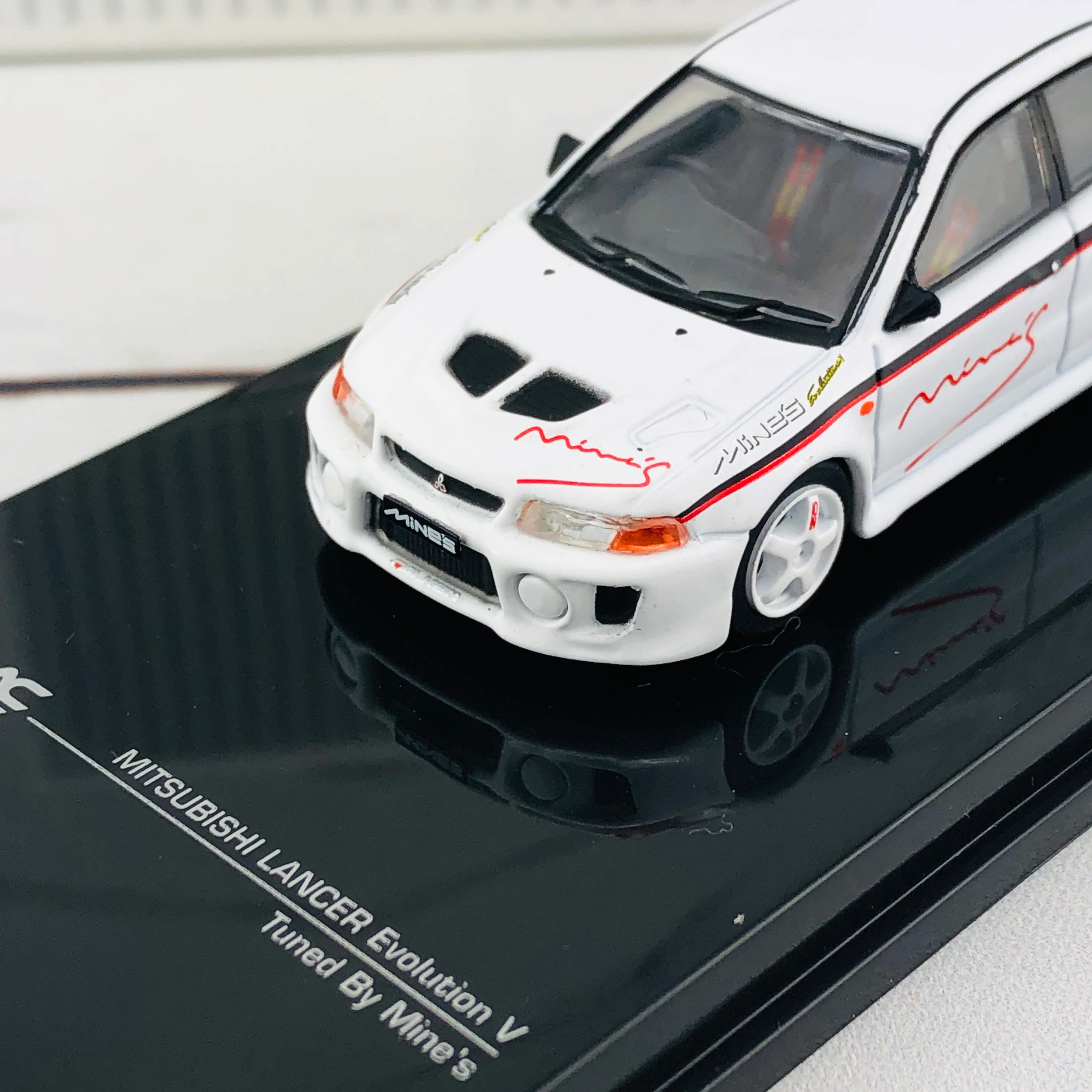 Tarmac Works 1/64 Mitsubishi Lancer Evolution V Tuned by Mine's T64-012-MNE - Image 3
