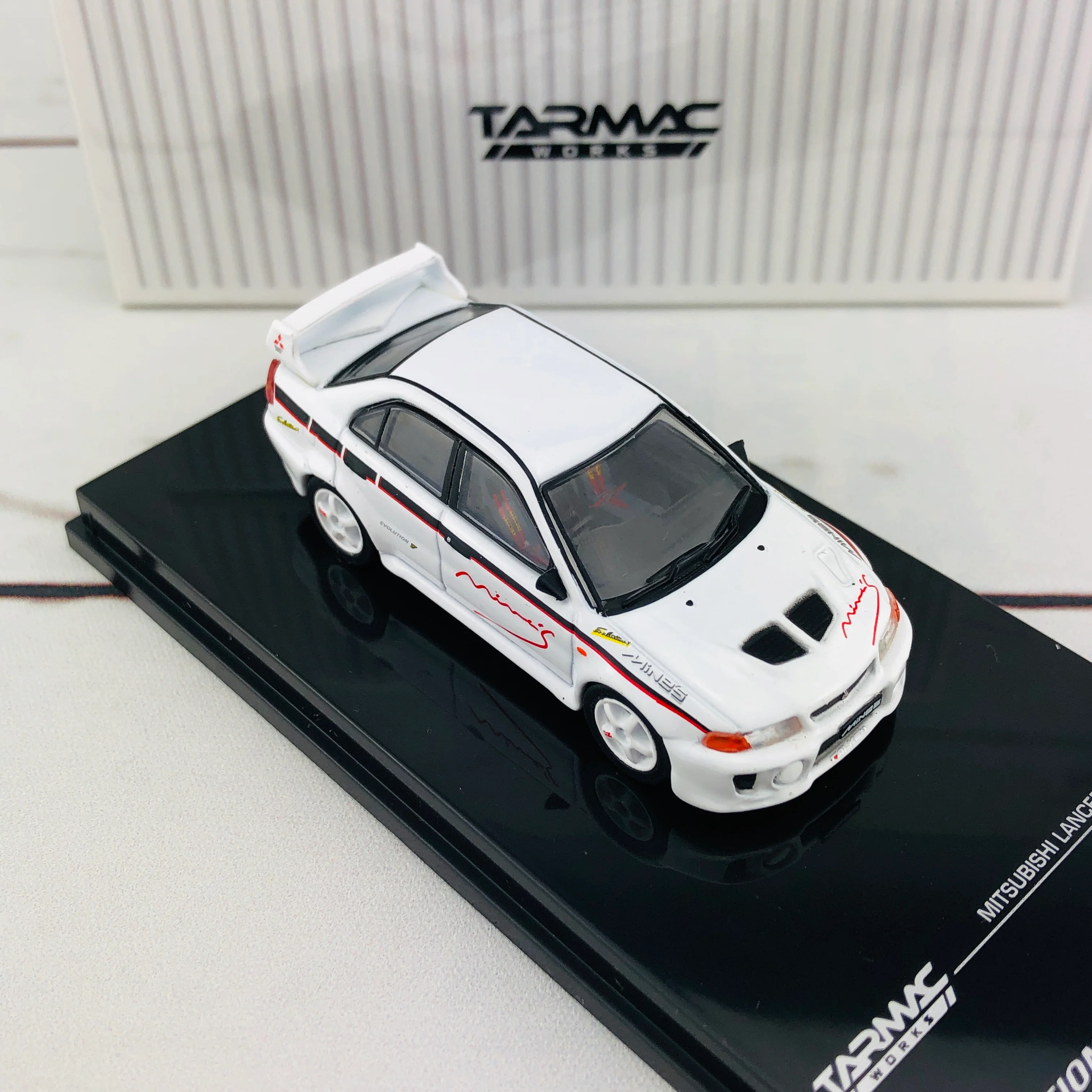 Tarmac Works 1/64 Mitsubishi Lancer Evolution V Tuned by Mine's T64-012-MNE - Image 6