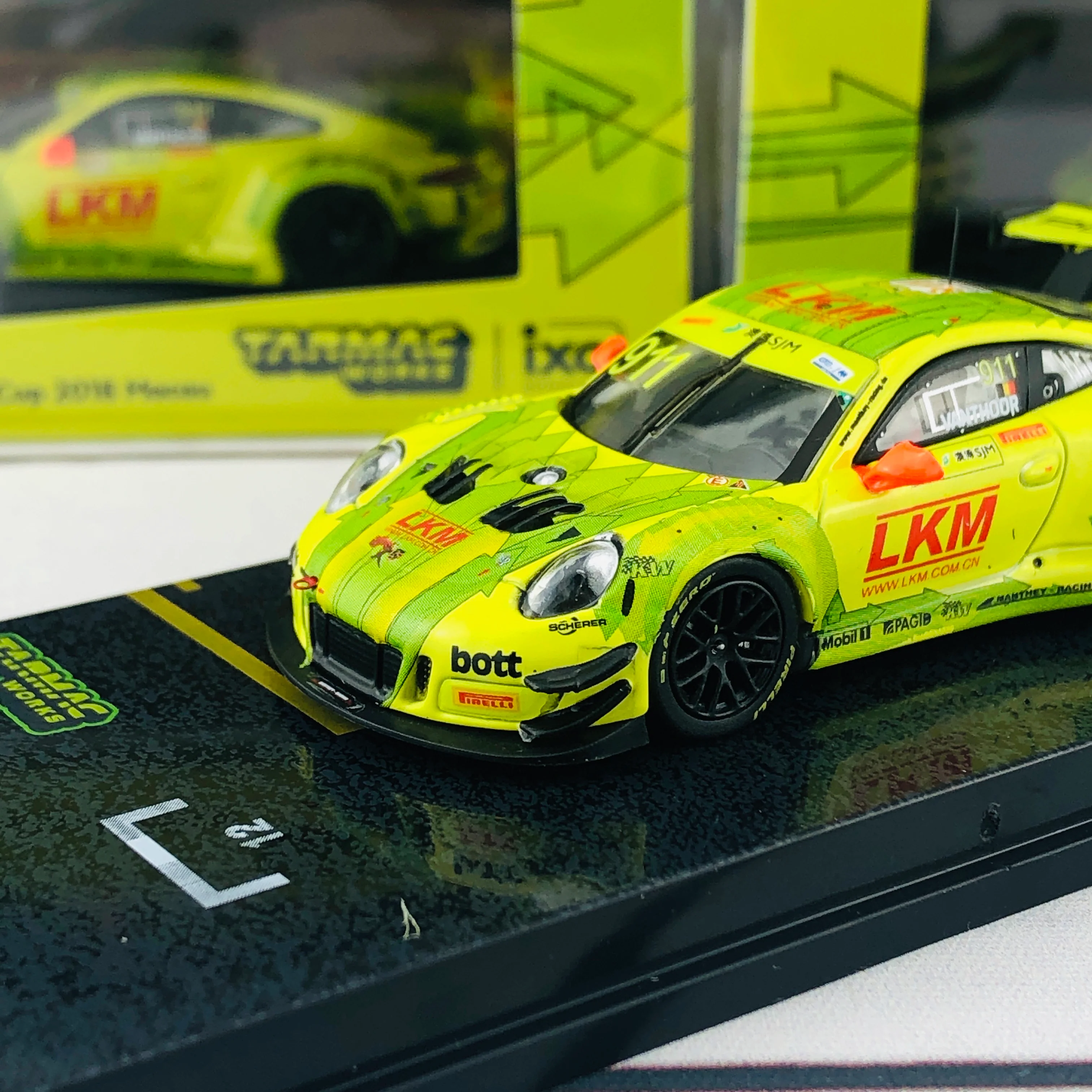 Tarmac Works 1/64 Porsche 911 GT3 R Macau GT Cup FIA GT World Cup 2018 Laurens Vanthoor T64-032-18MGP911 - Image 3