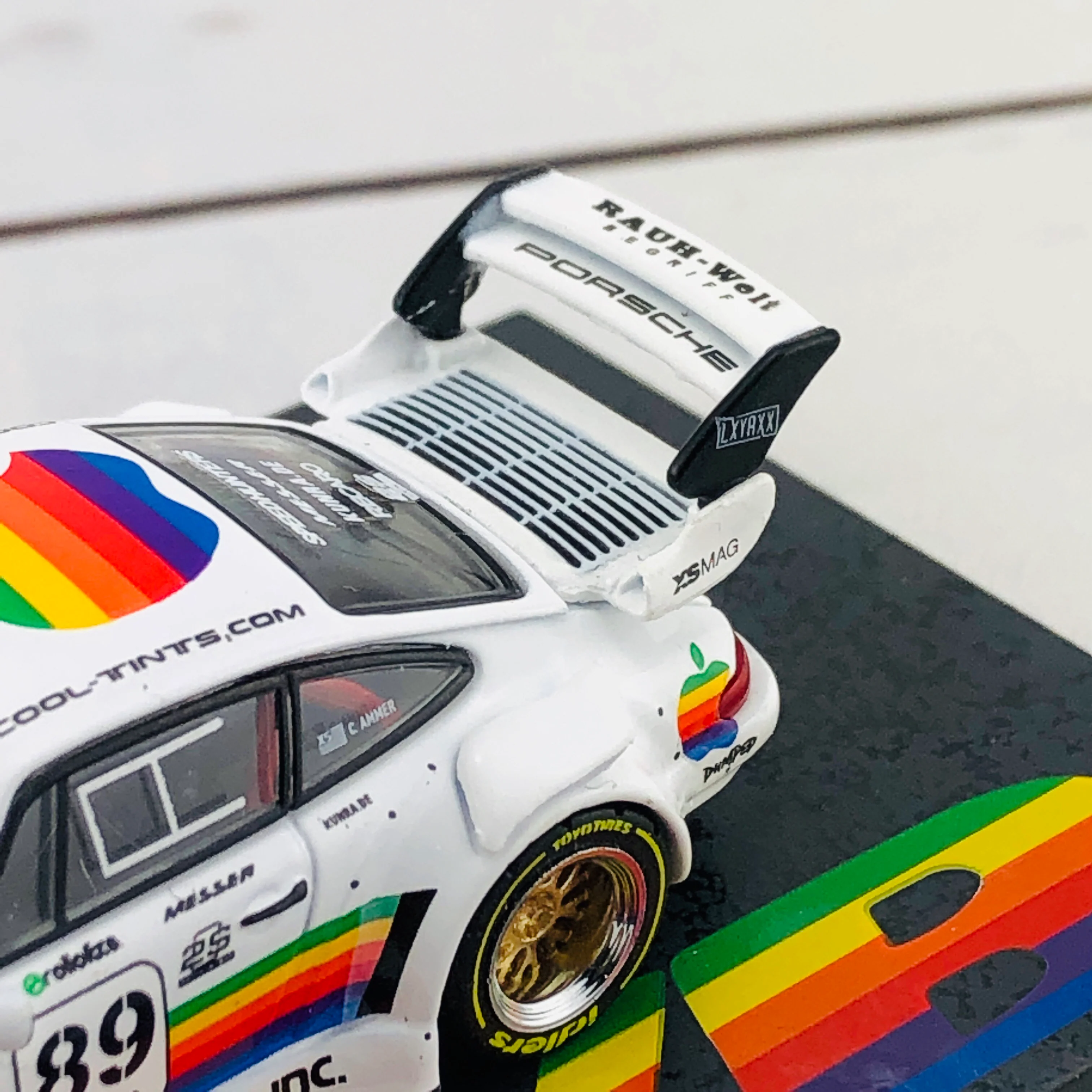 Tarmac Works 1/64 RWB 930 Apple #89 - Image 7