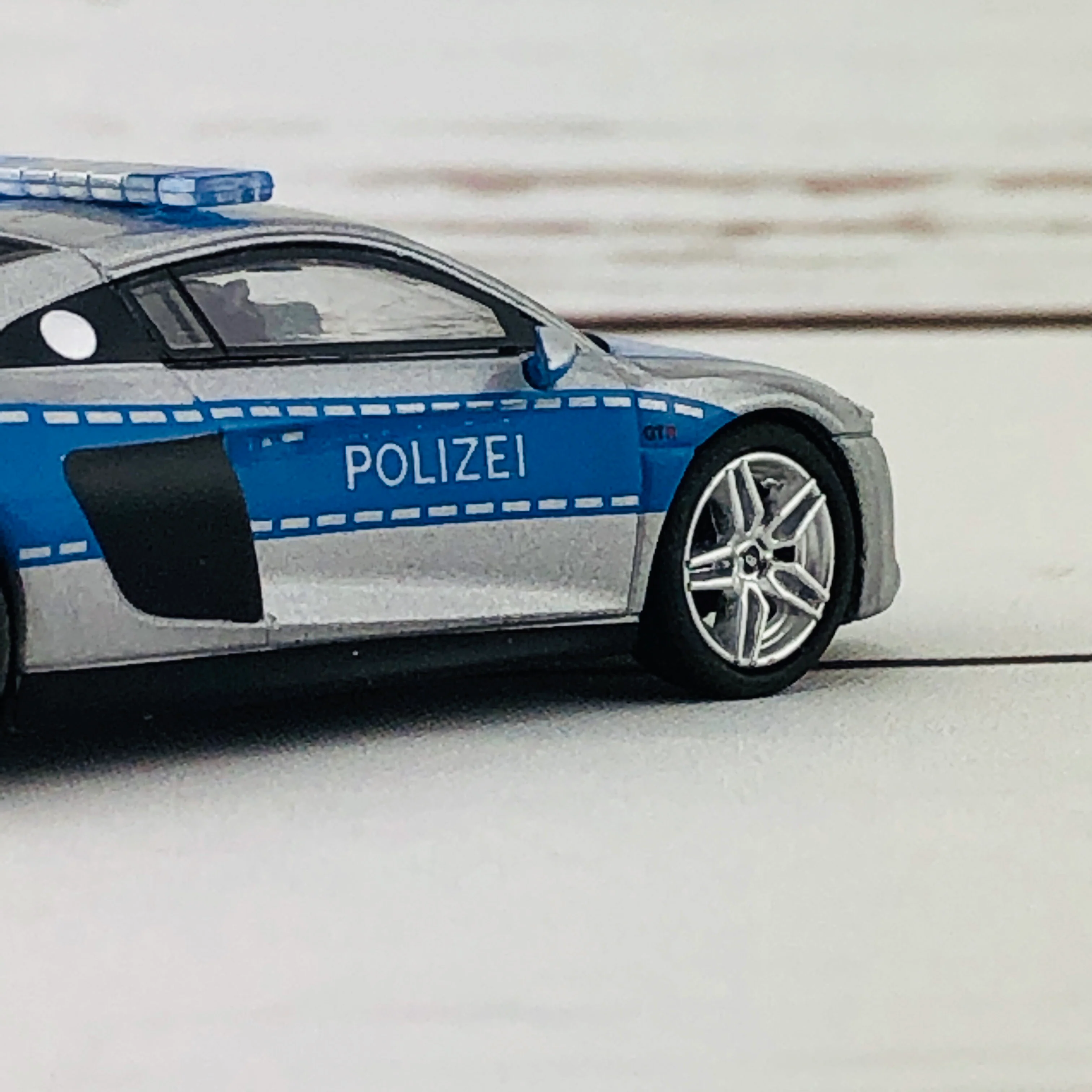 Tarmac Works GLOBAL64 1/64 Audi R8 V10 Plus - German Polizei - Image 7