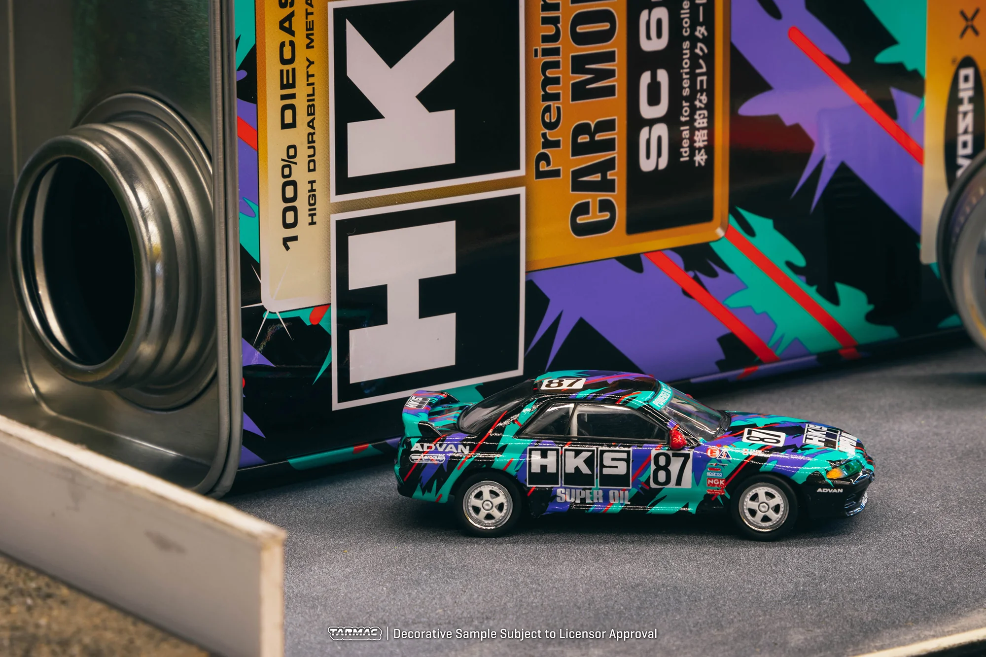 TARMAC WORKS x KYOSHO 1/64 Nissan Skyline GT-R R32 HKS *With metal oil can* (Limited to 1500 pcs) T64K-001-HKS - Image 3
