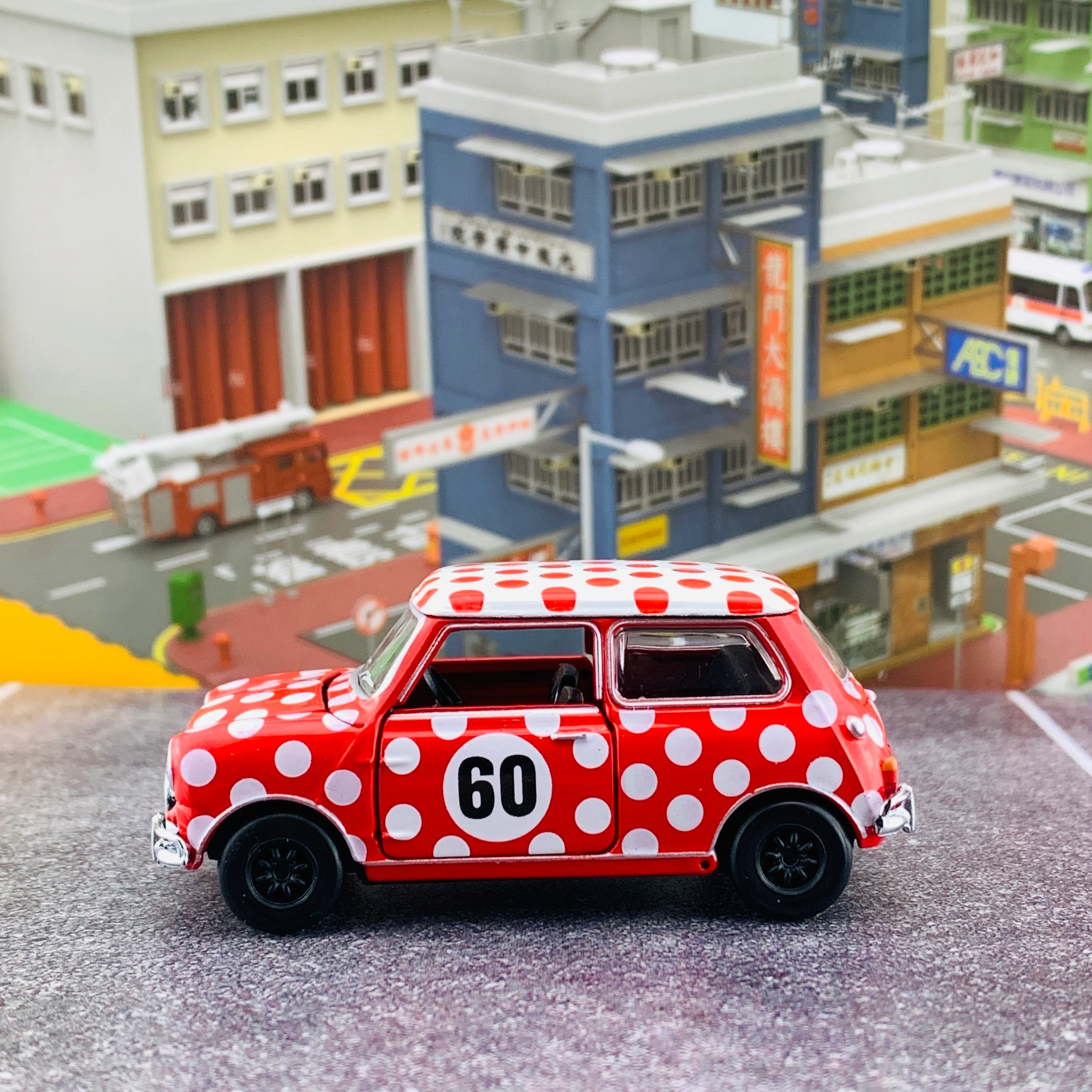 Tiny 微影 香港經典六十年系列 Mini Cooper Mk1 Hong Kong 1960s RHD 香港六十年代波點裙 ATC64750 - Image 2
